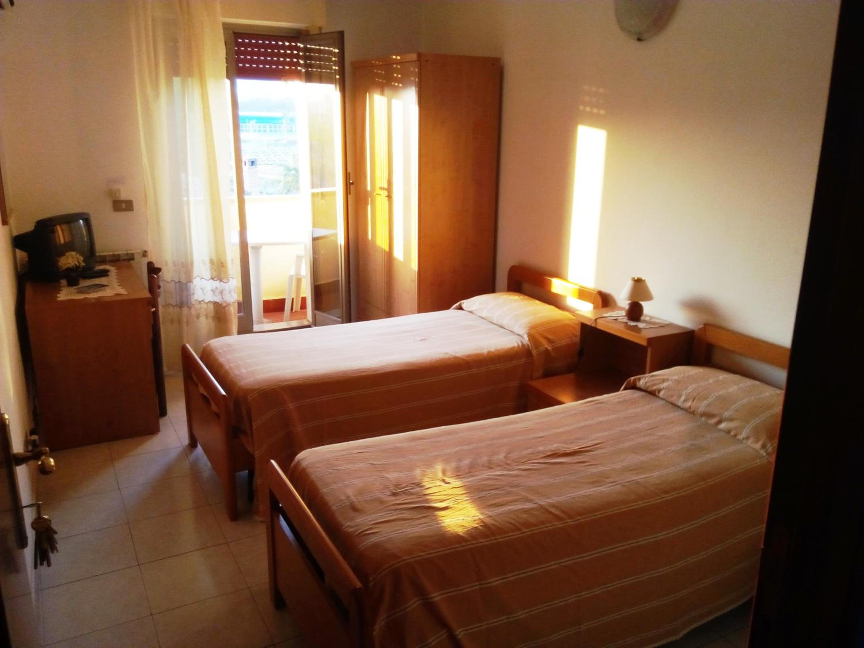 Twin Room - Photo 15