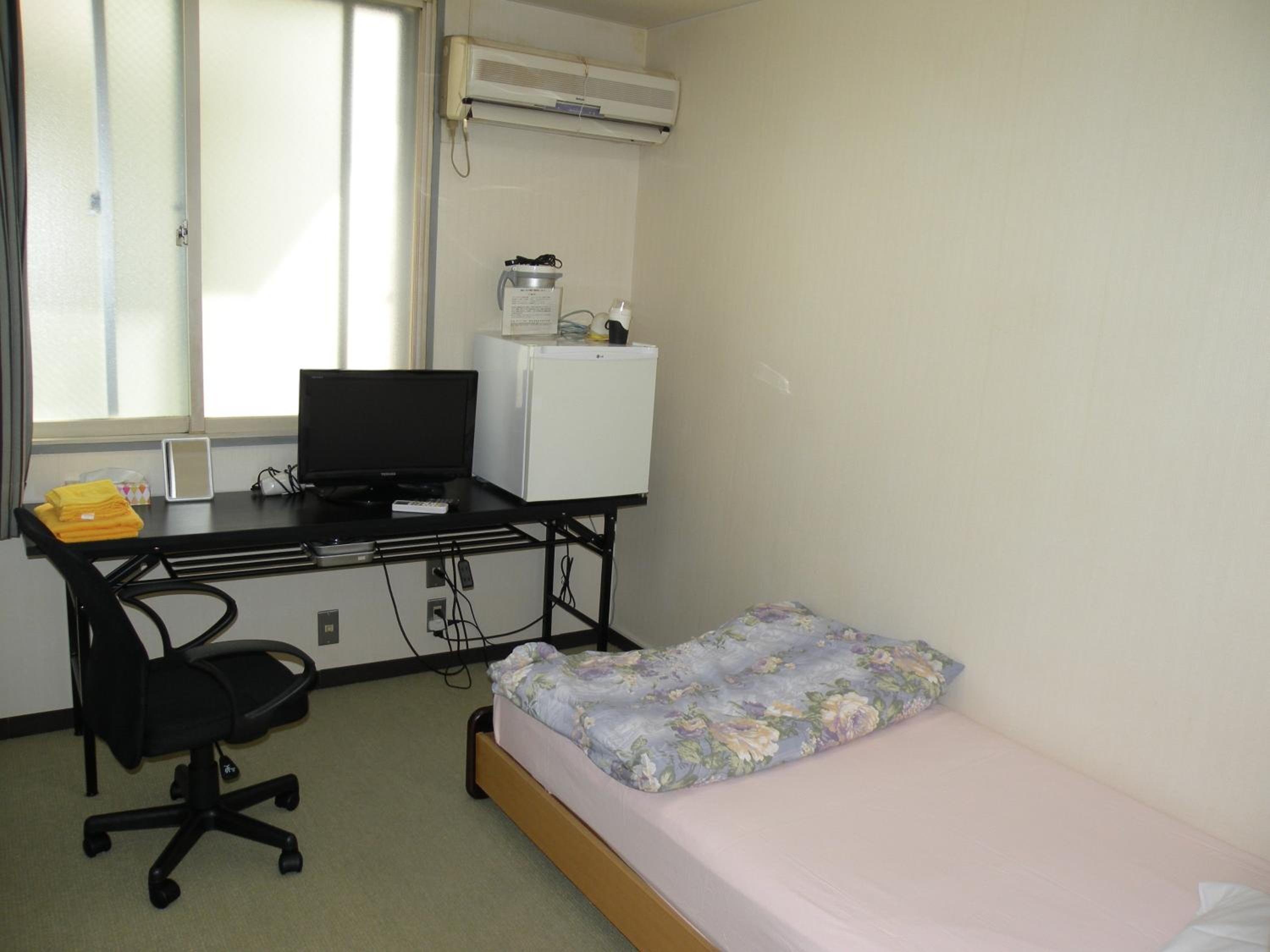 Twin Room - Photo 11