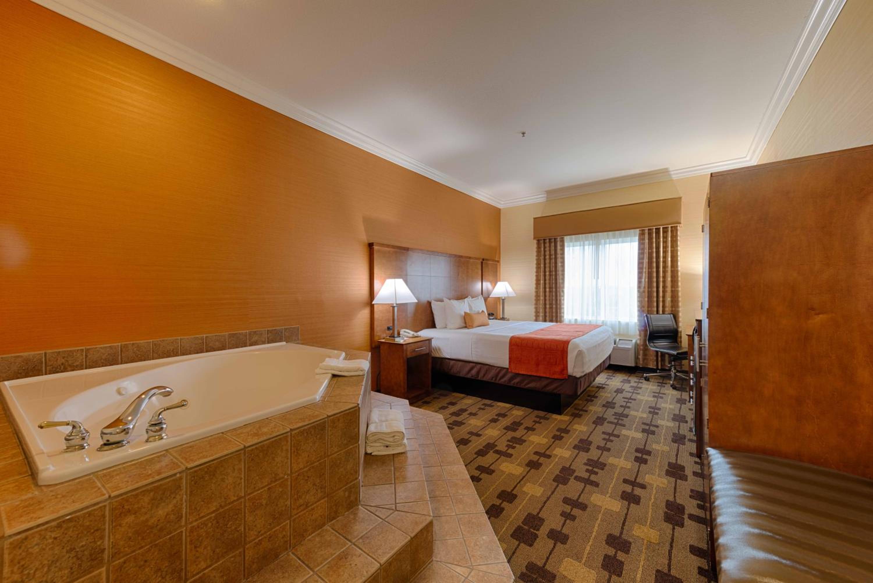 King Room with Spa Bath - Non-Smoking photo 1