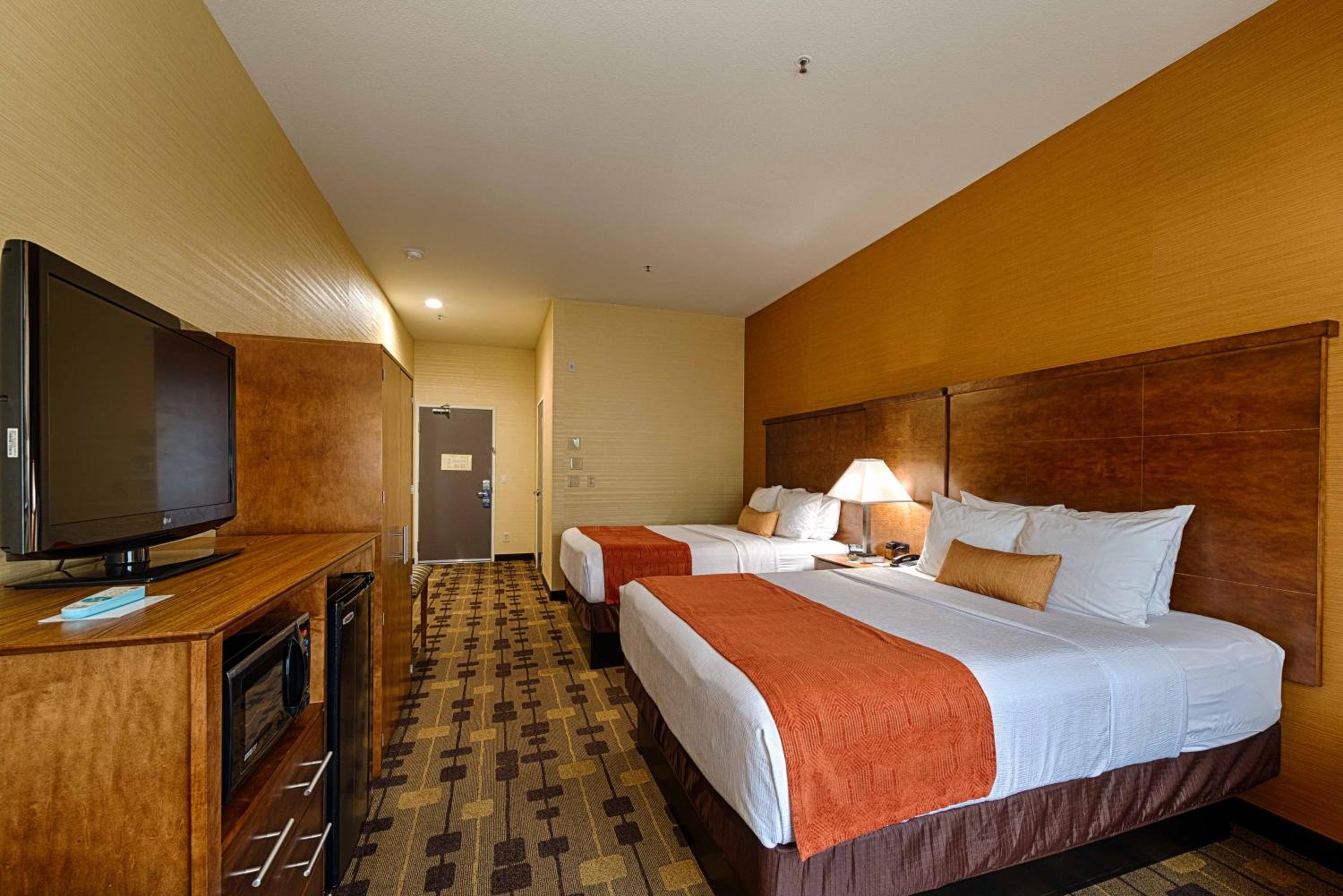 Queen Room with Two Queen Beds and Roll-In Shower - Disability Access/Non-Smoking photo 3