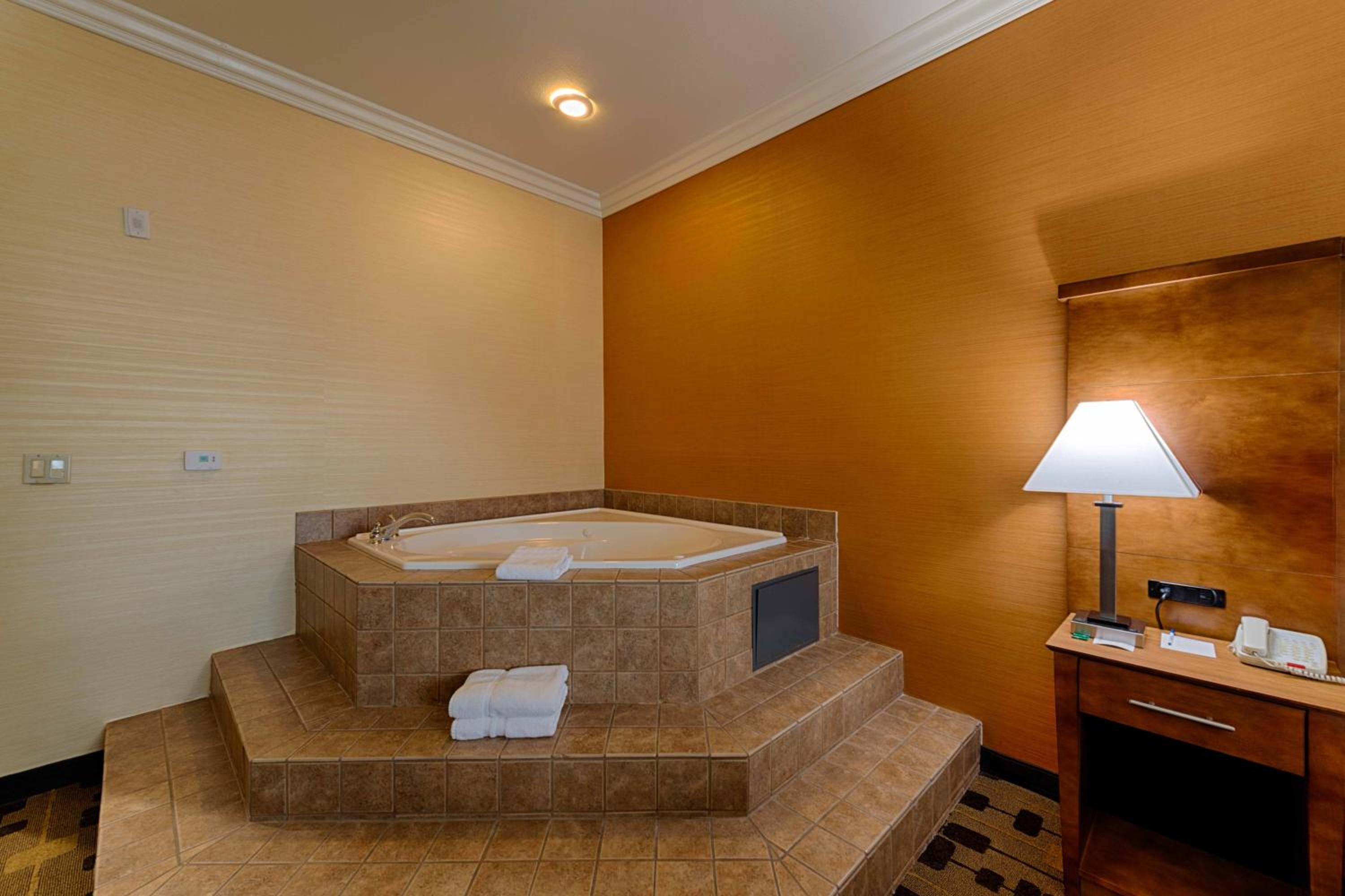 King Room with Spa Bath - Non-Smoking photo 3