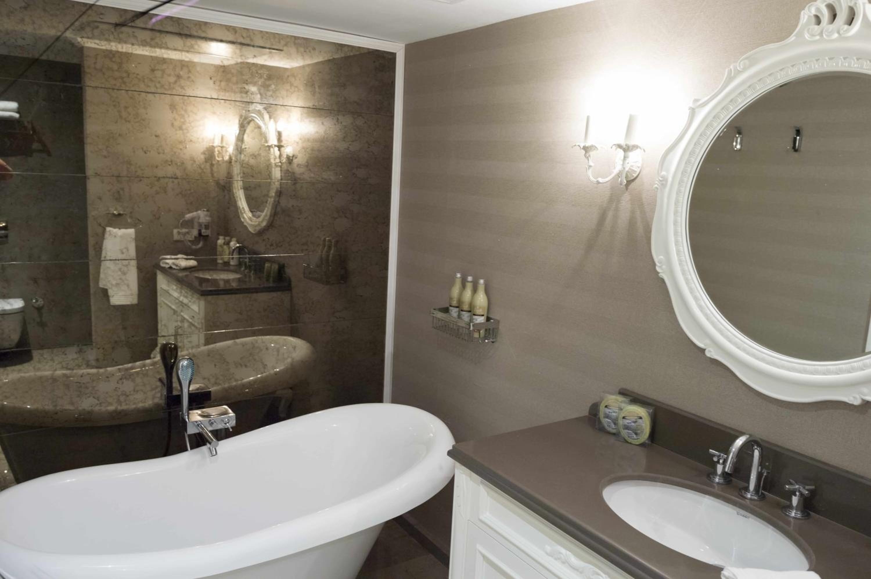 Private Suite with Spa Bath - Photo 2