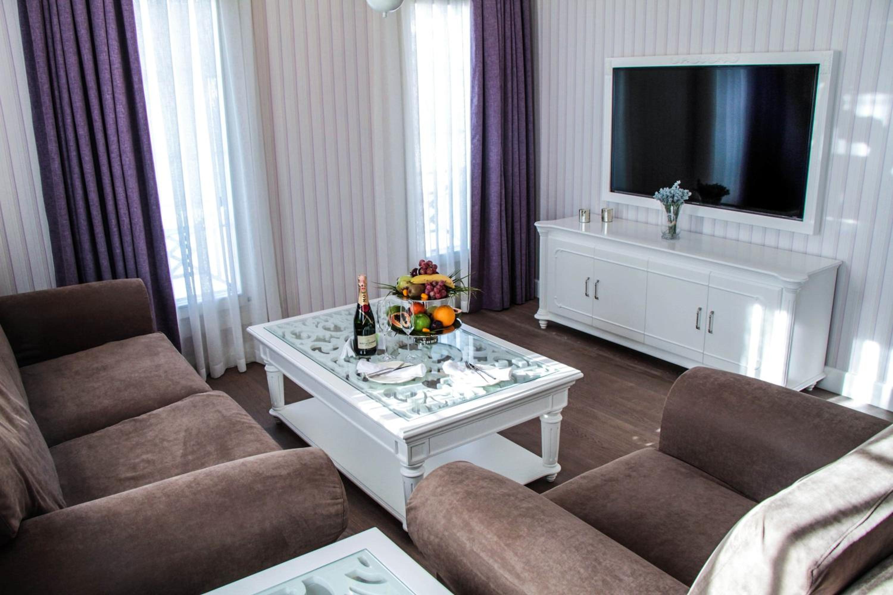 Private Suite with Spa Bath - Photo 1