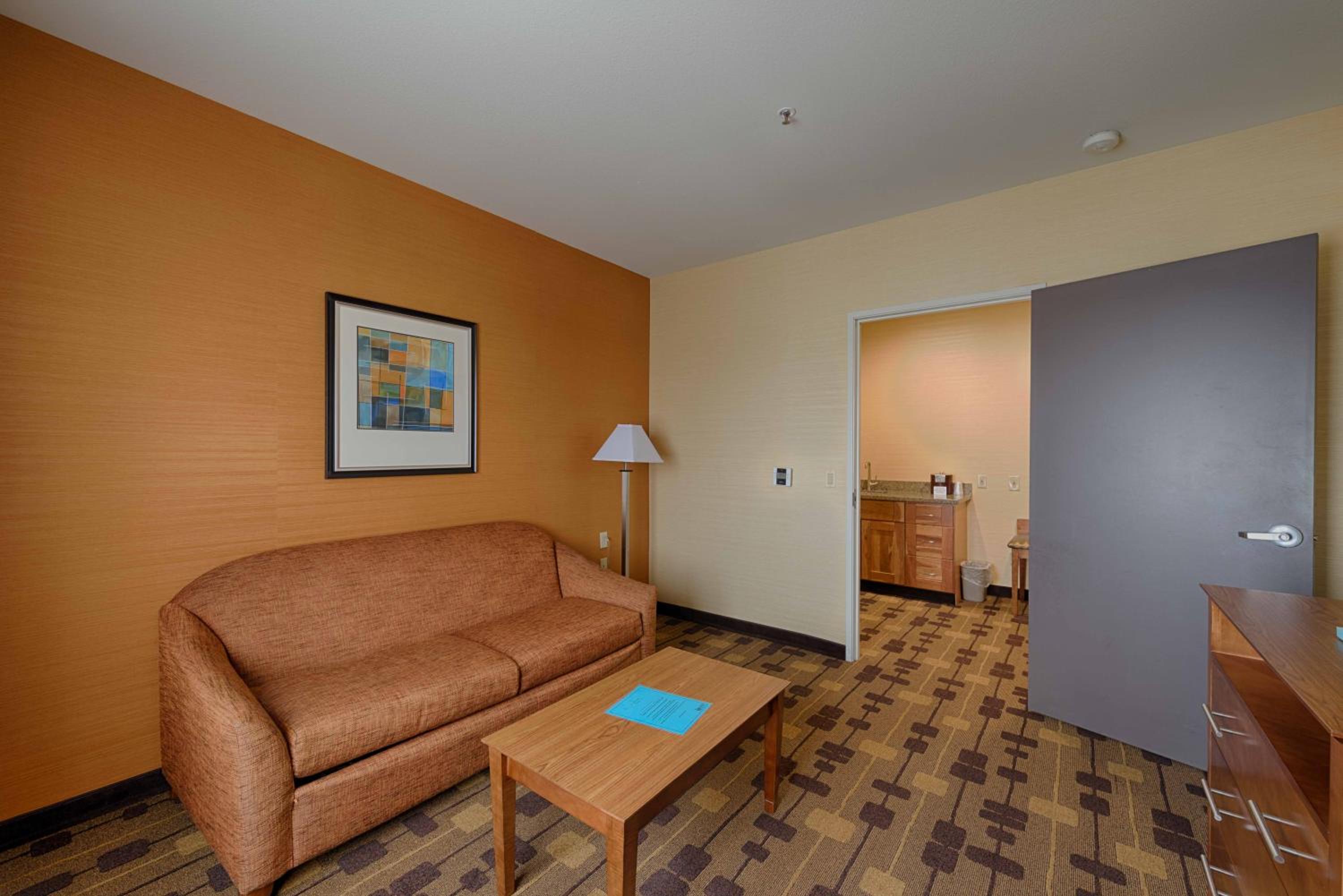 One-Bedroom Queen Suite - Non-Smoking photo 3
