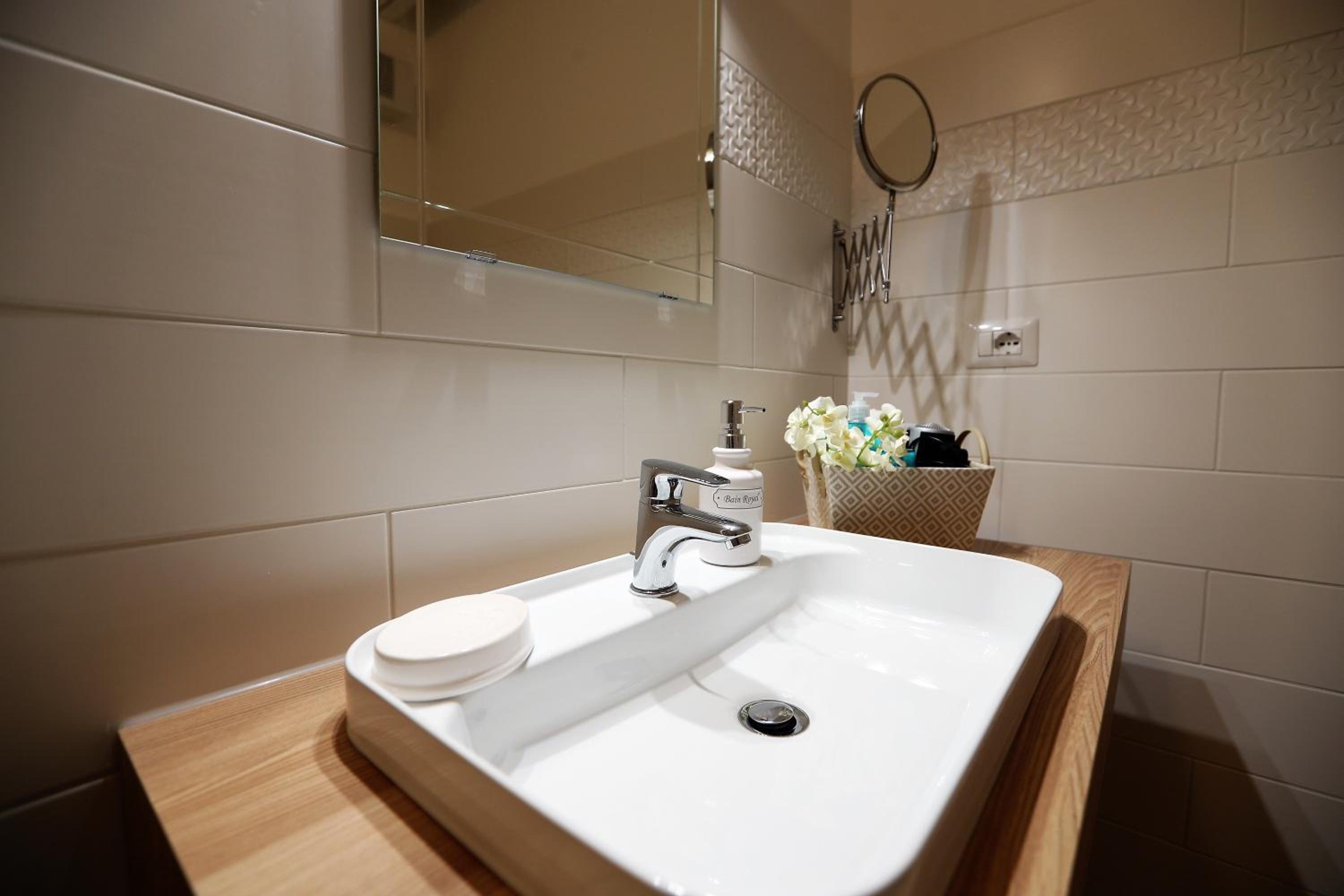 Deluxe Junior Suite - Photo 6