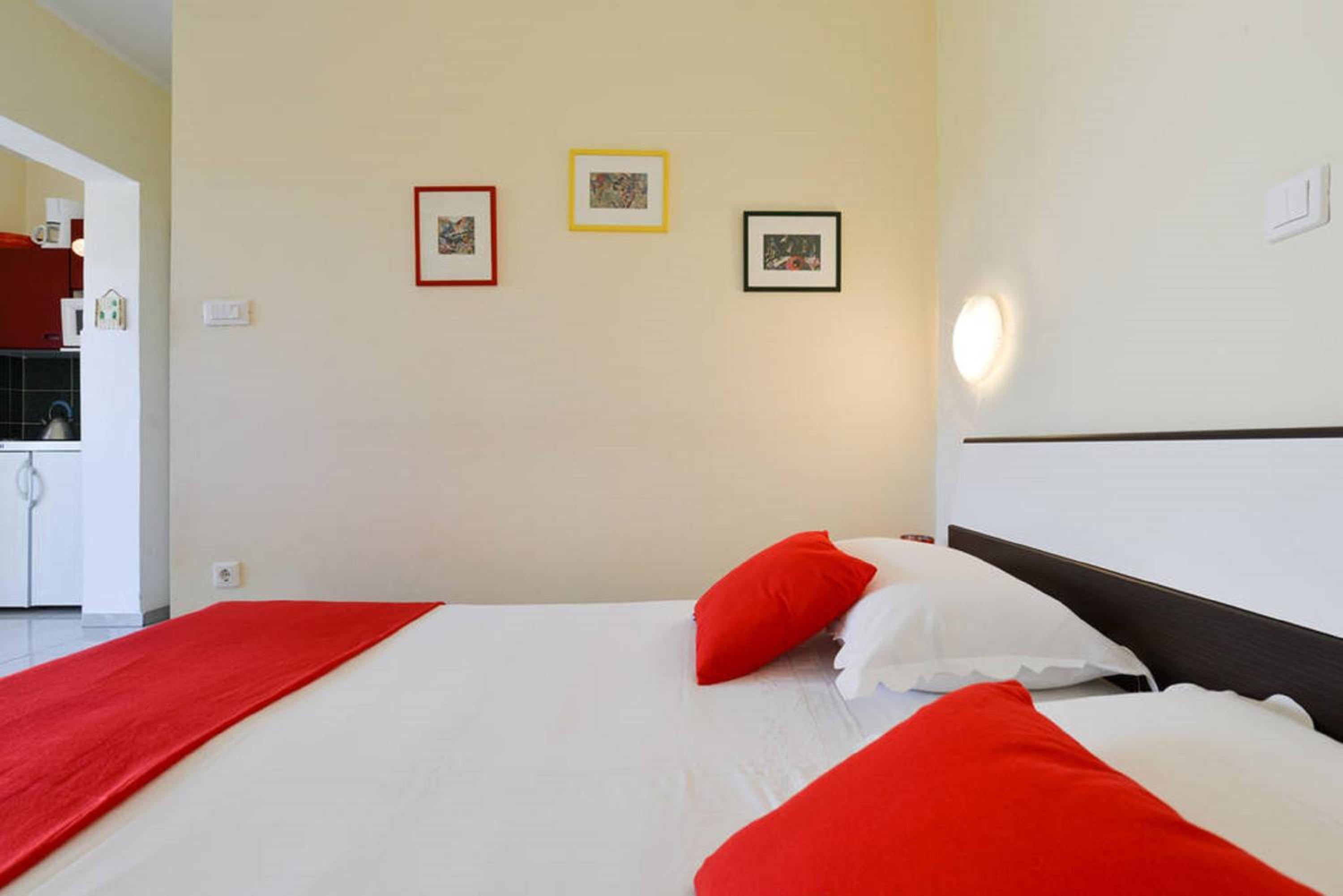 Studio Apartment - Photo 16