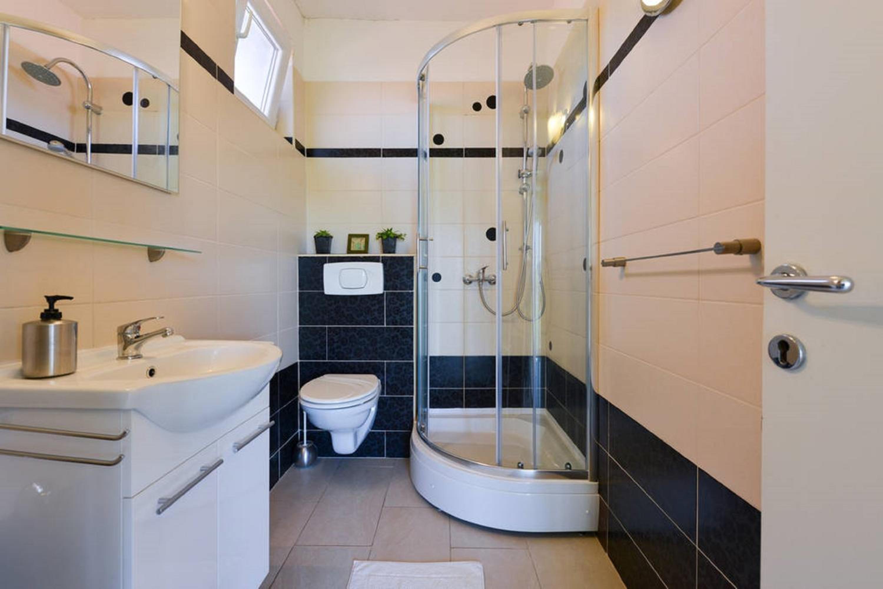 Studio Apartment - Photo 13