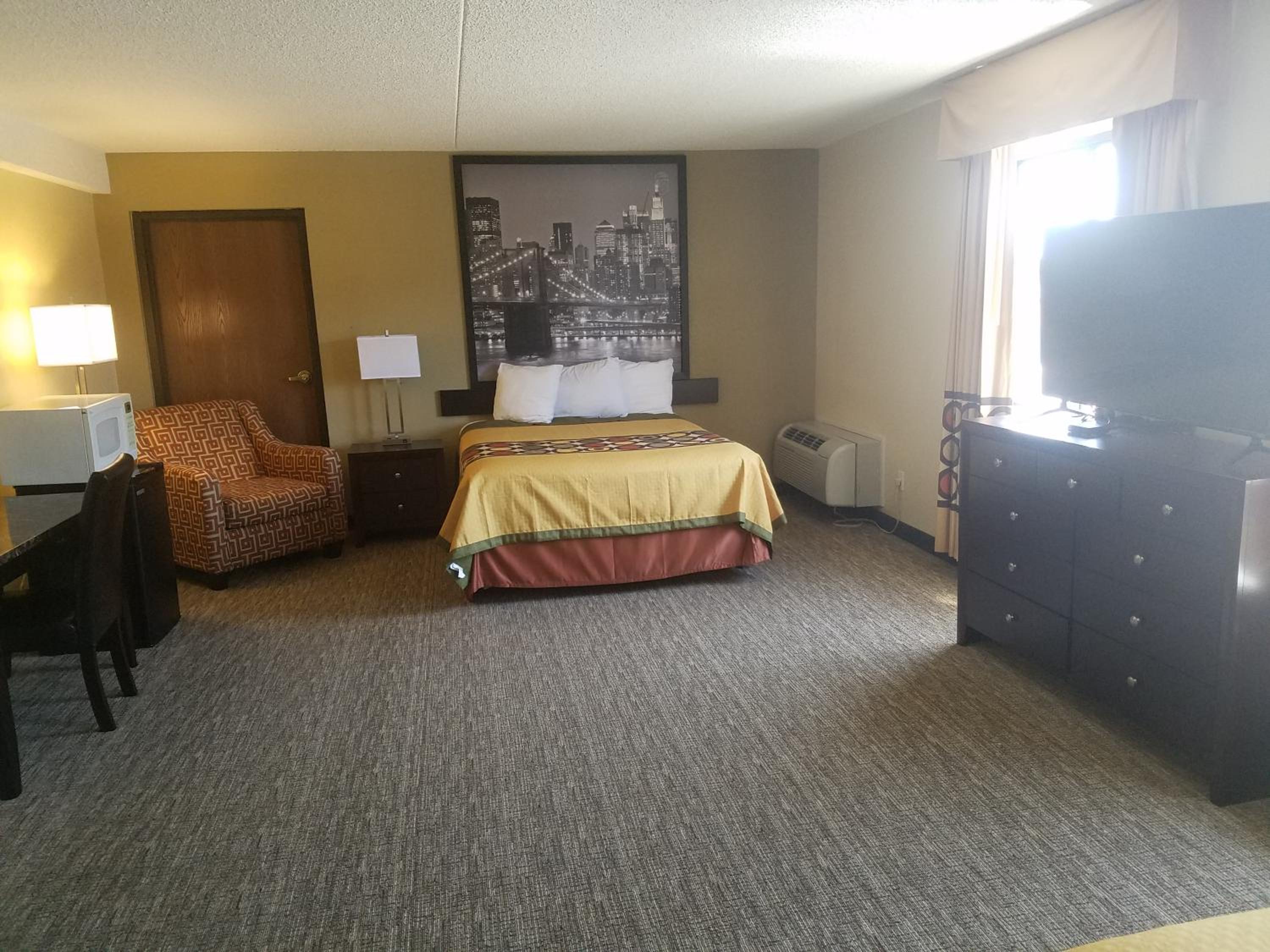 Queen Room with Three Queen Beds - Non-Smoking - Photo 2