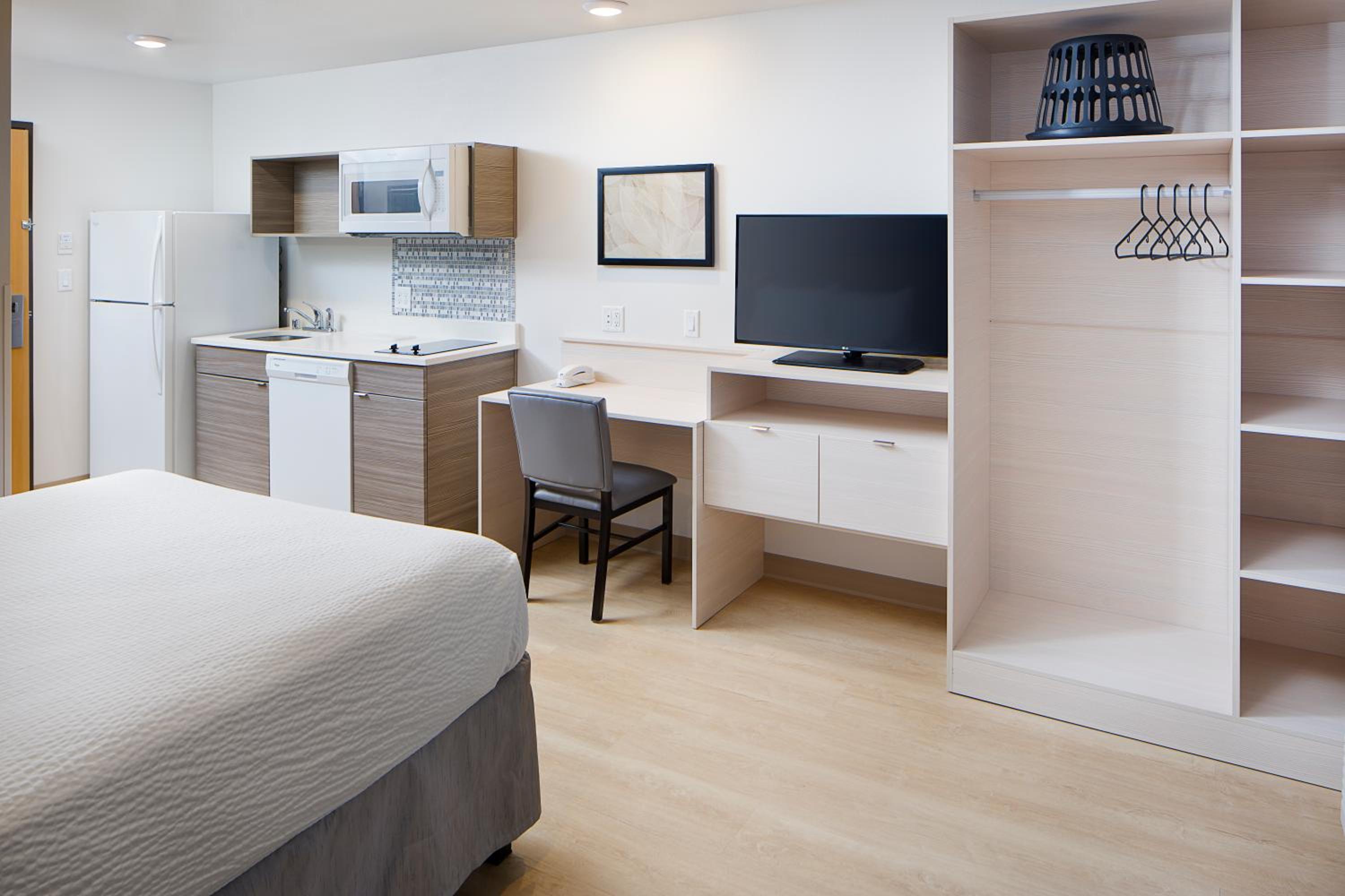 Standard Queen Room with Dishwasher - Non-Smoking