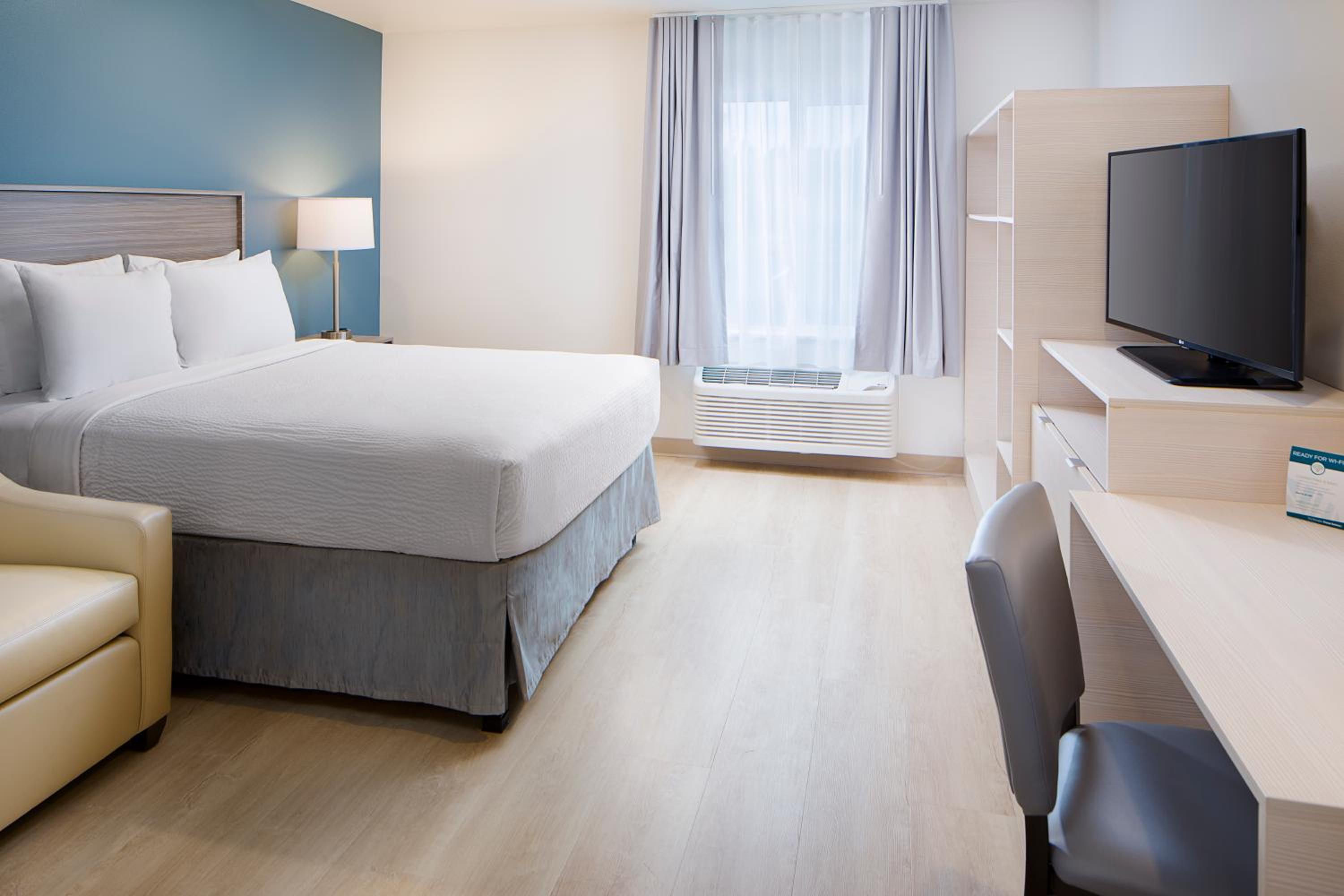Queen Room with Tub and Sofa Bed - Disability Access/Non-Smoking
