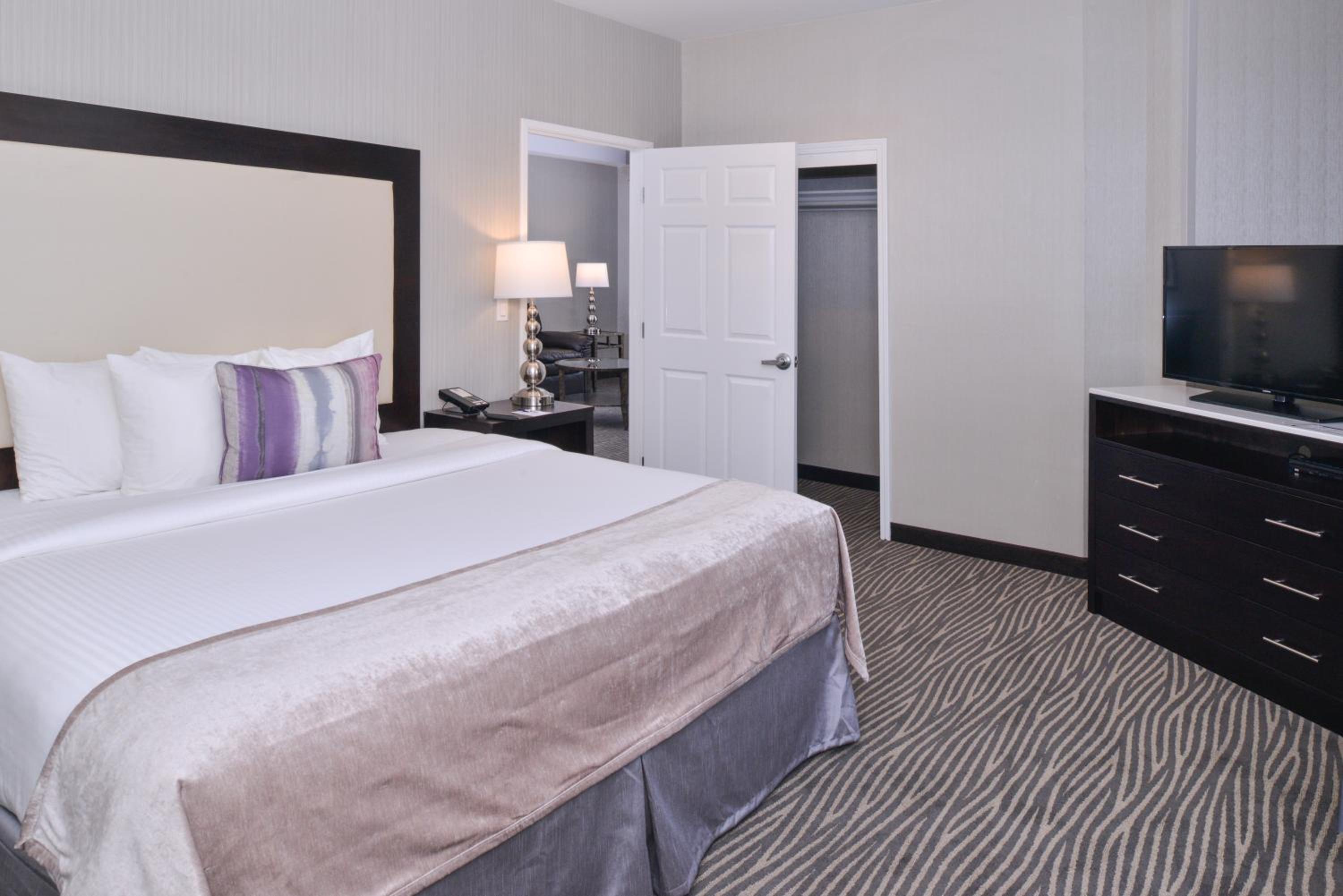 King Room - Non-Smoking - Photo 2