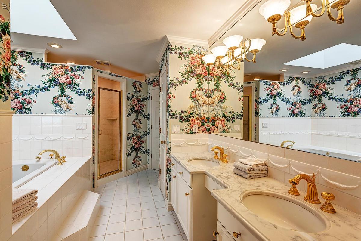 King Suite with Balcony photo 2