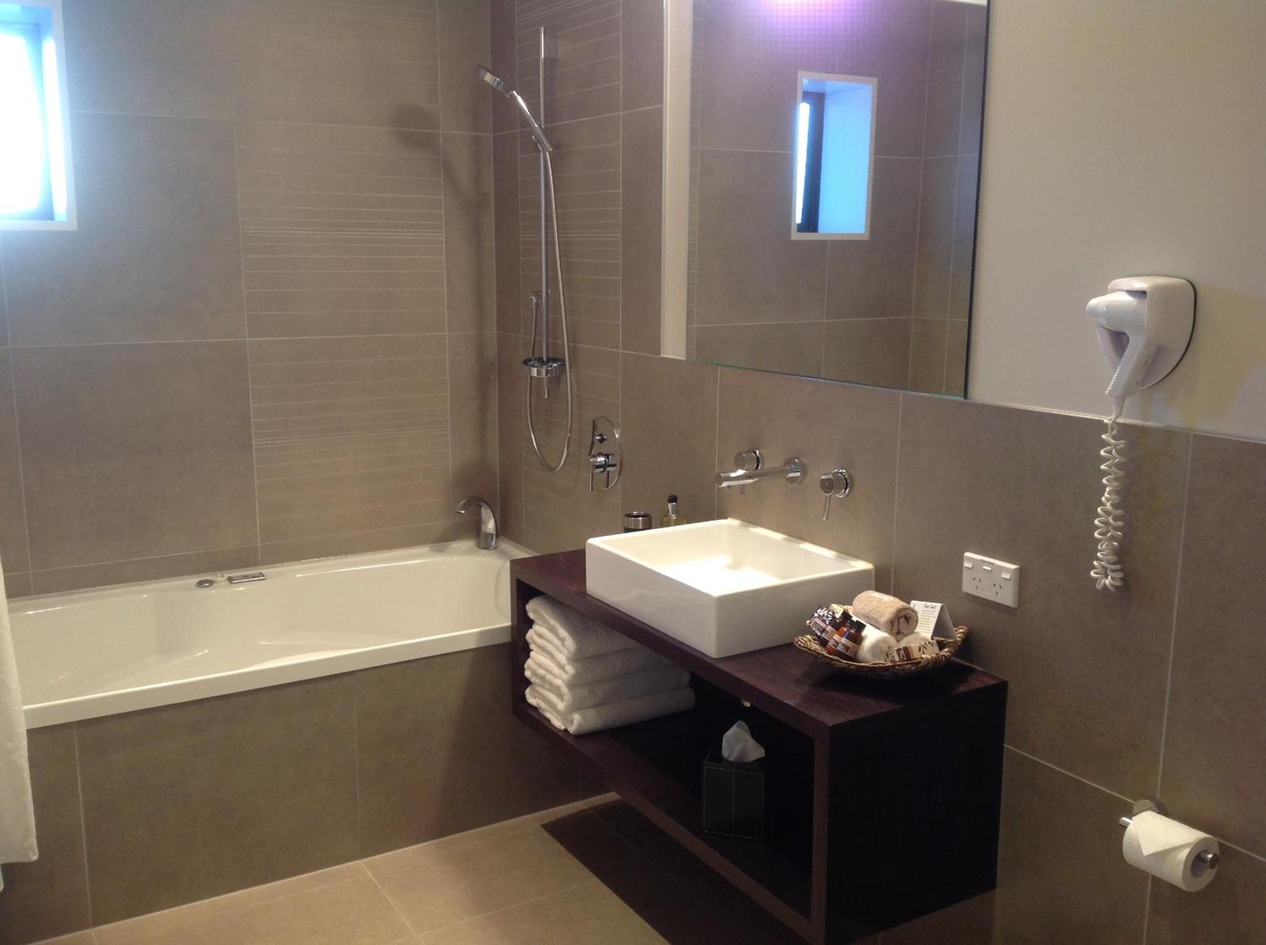 One-Bedroom Suite - Photo 4