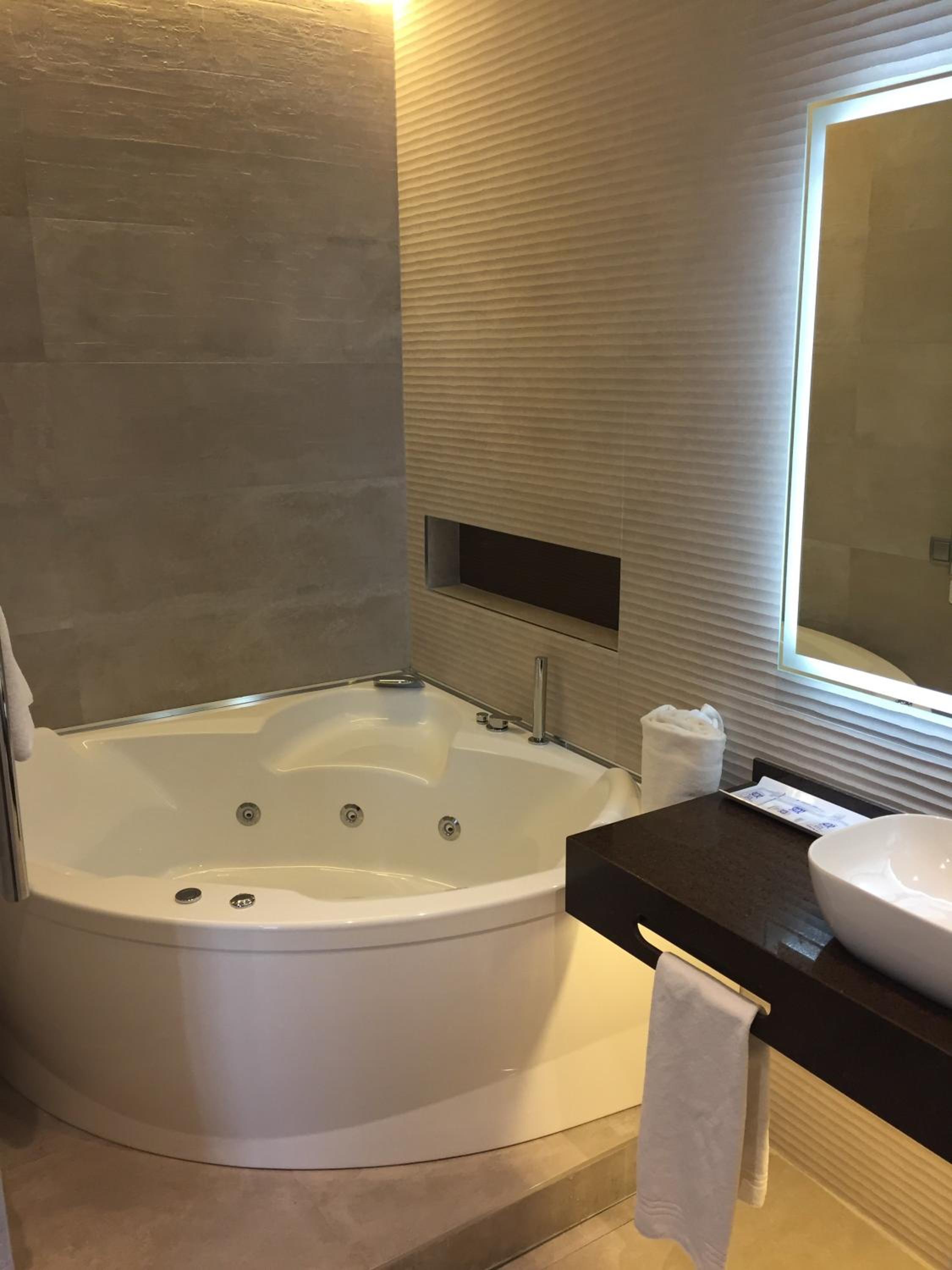 King Suite with Spa Bath - Photo 7