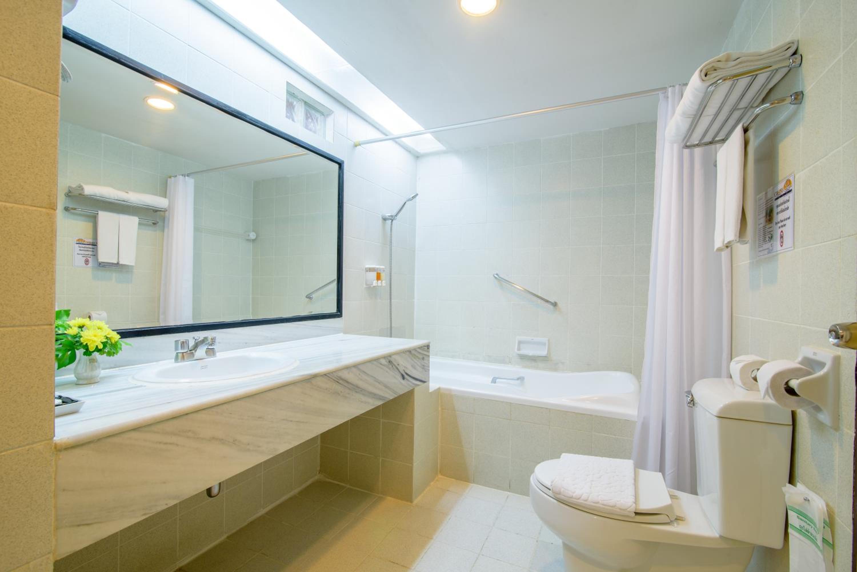 One-Bedroom Suite with Sea View - Photo 2