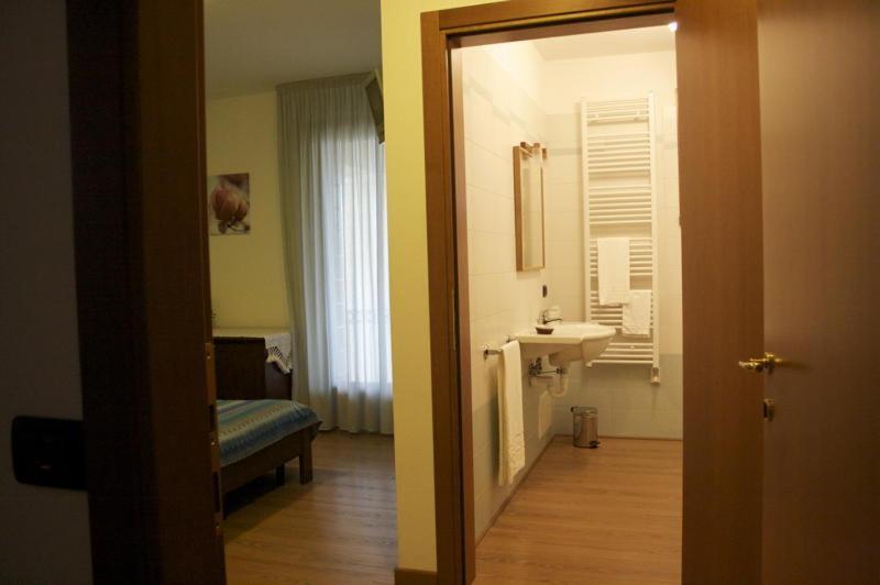 Double Room with Balcony - Photo 2