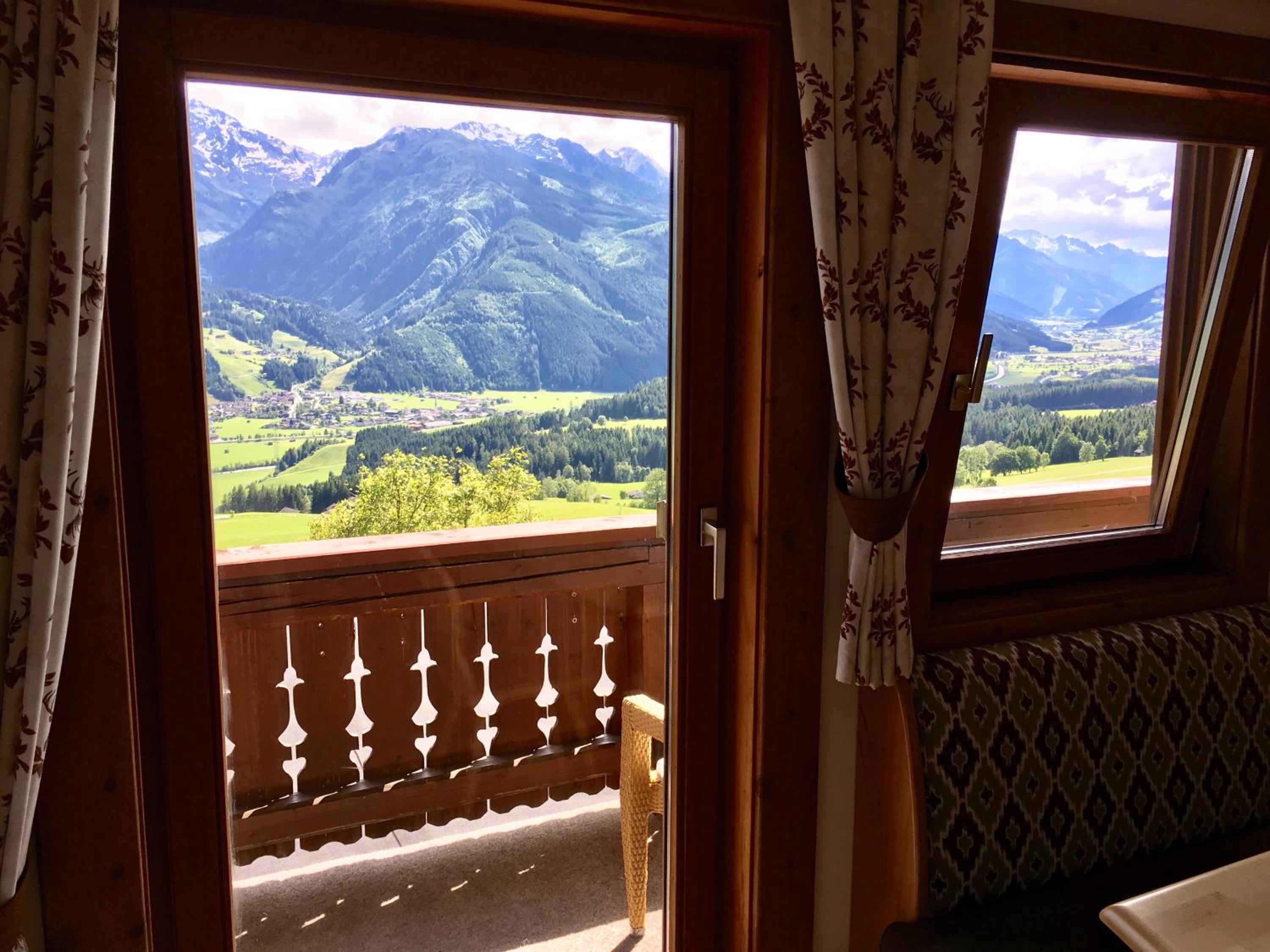 Four-Bedroom Apartment with Balcony  photo 2