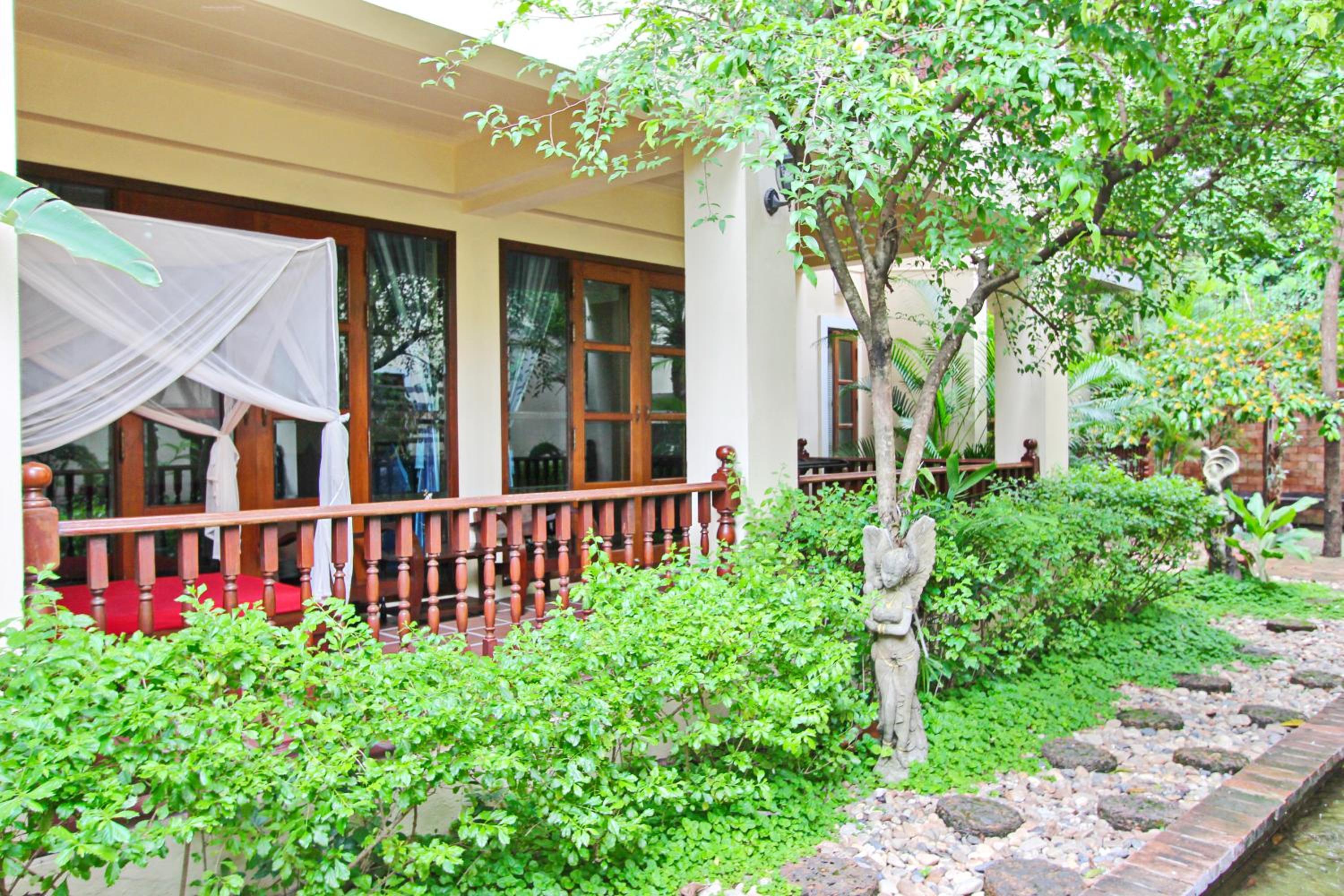Deluxe Family Suite - Photo 14