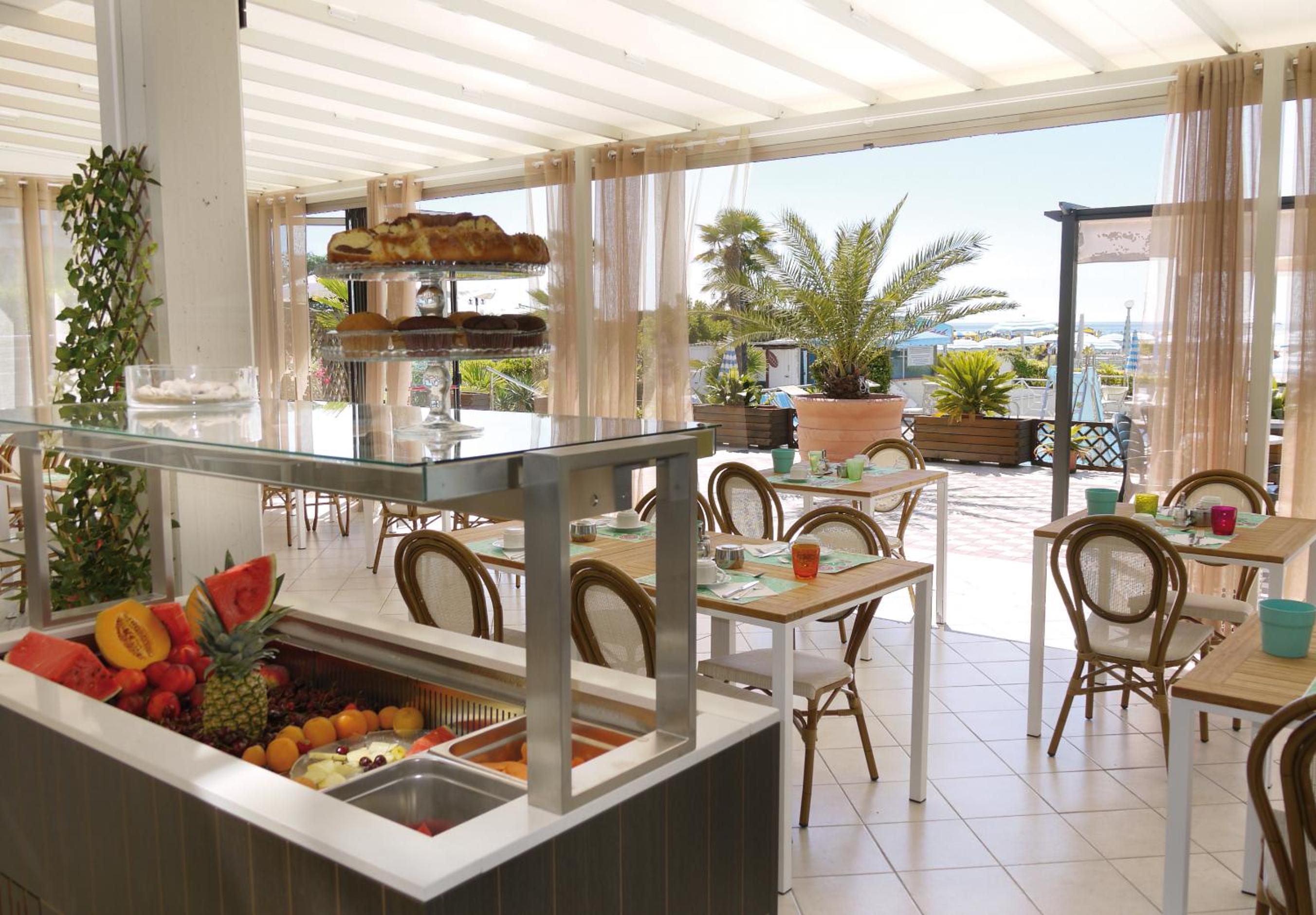 Quadruple Room with Balcony - Photo 7