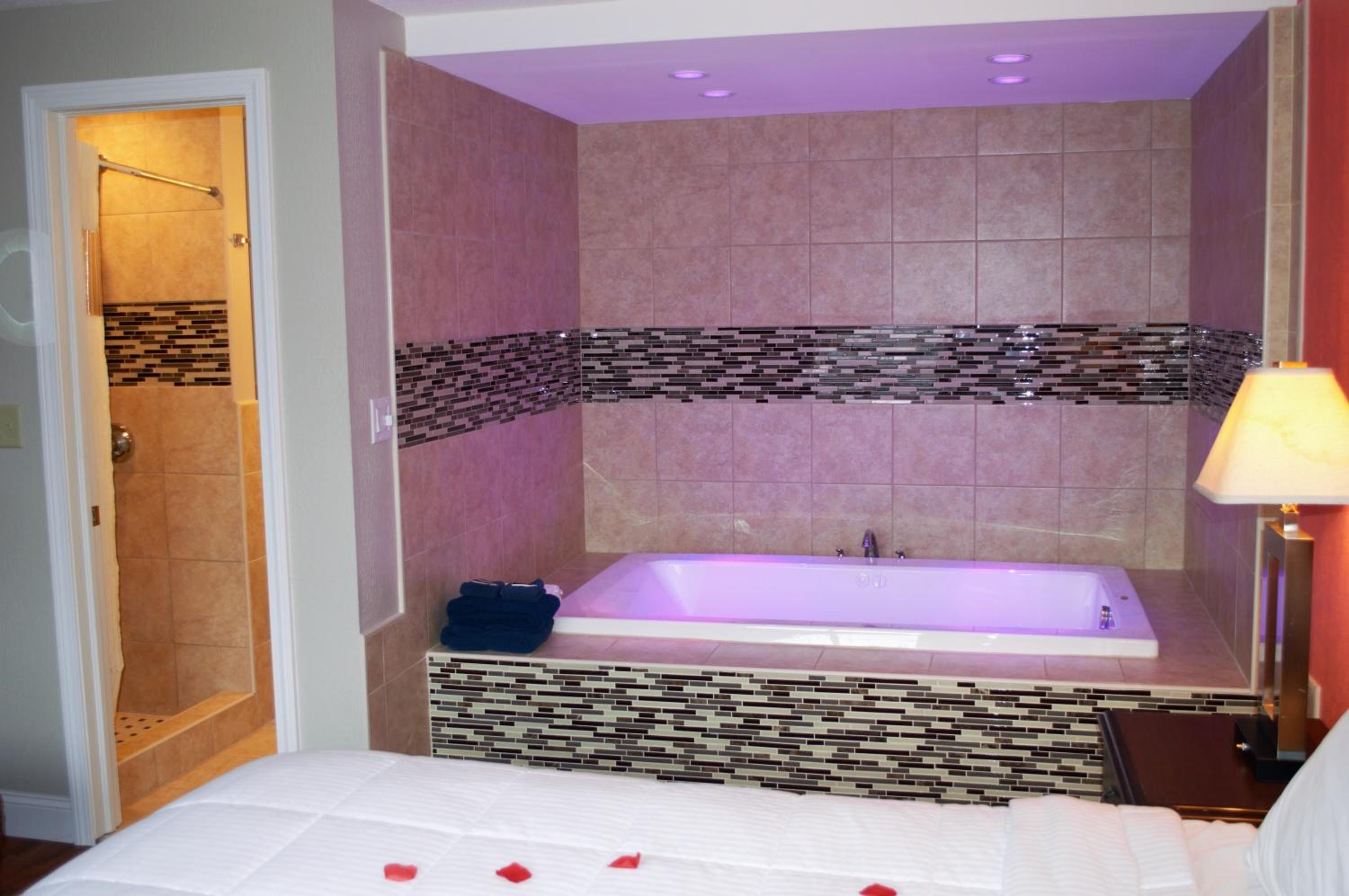 King Bed Room with Jacuzzi - Non-smoking - Photo 4