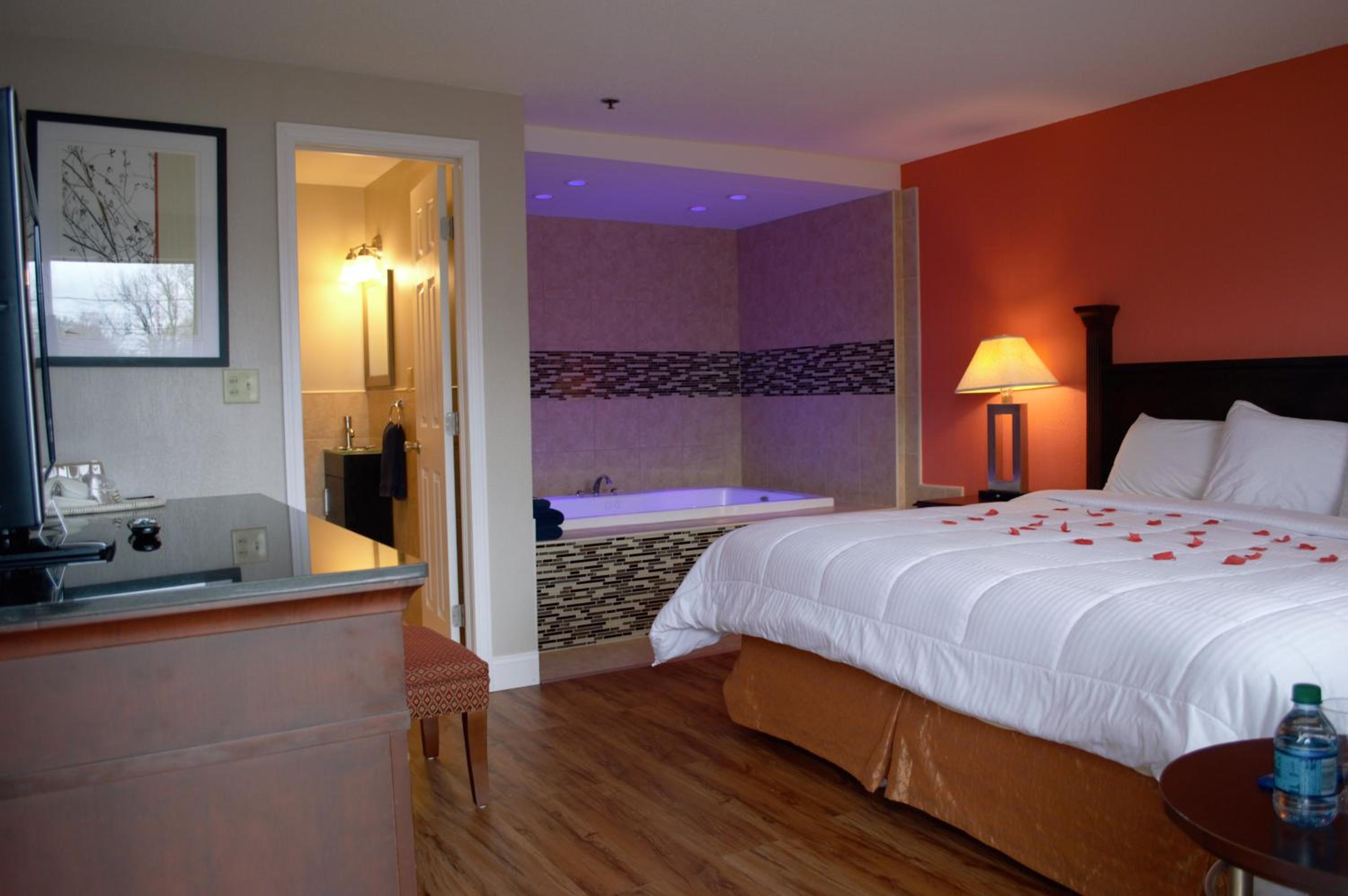 King Bed Room with Jacuzzi - Non-smoking - Photo 1
