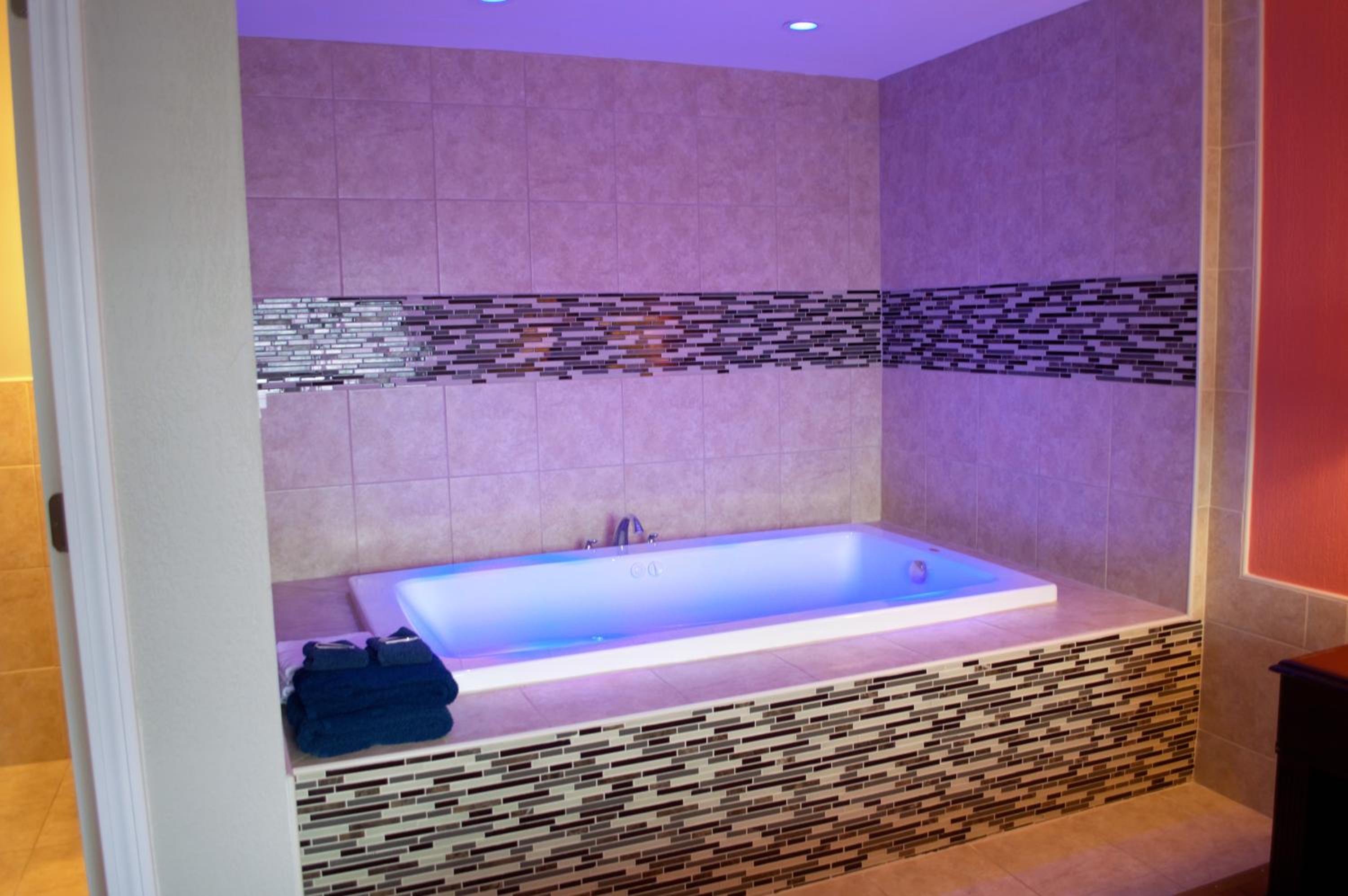 King Bed Room with Jacuzzi - Non-smoking - Photo 5