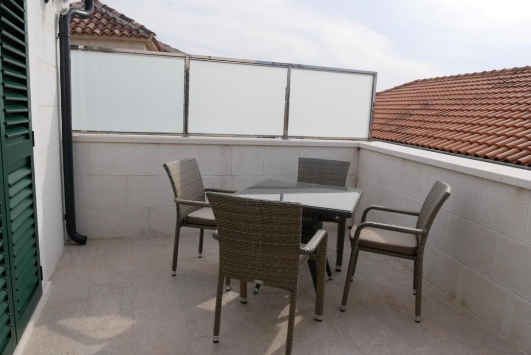 Apartment with Terrace - Photo 6