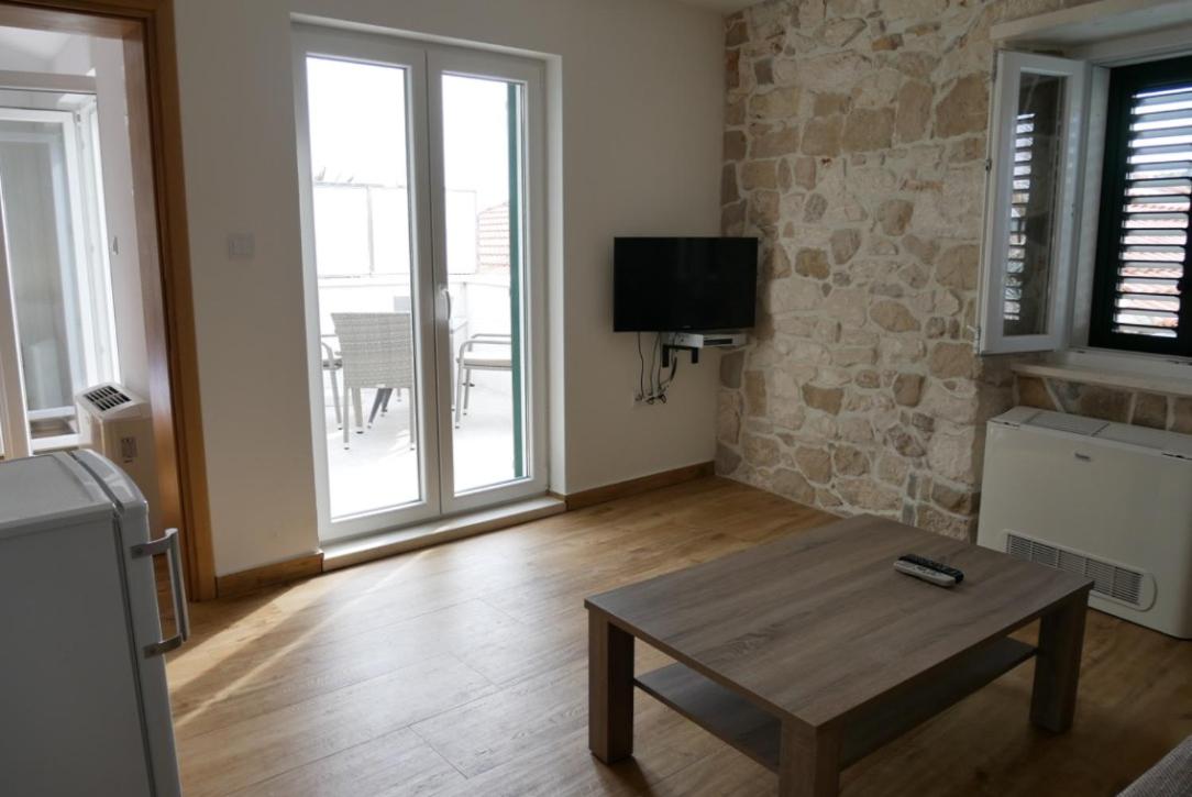 Apartment with Terrace - Photo 4