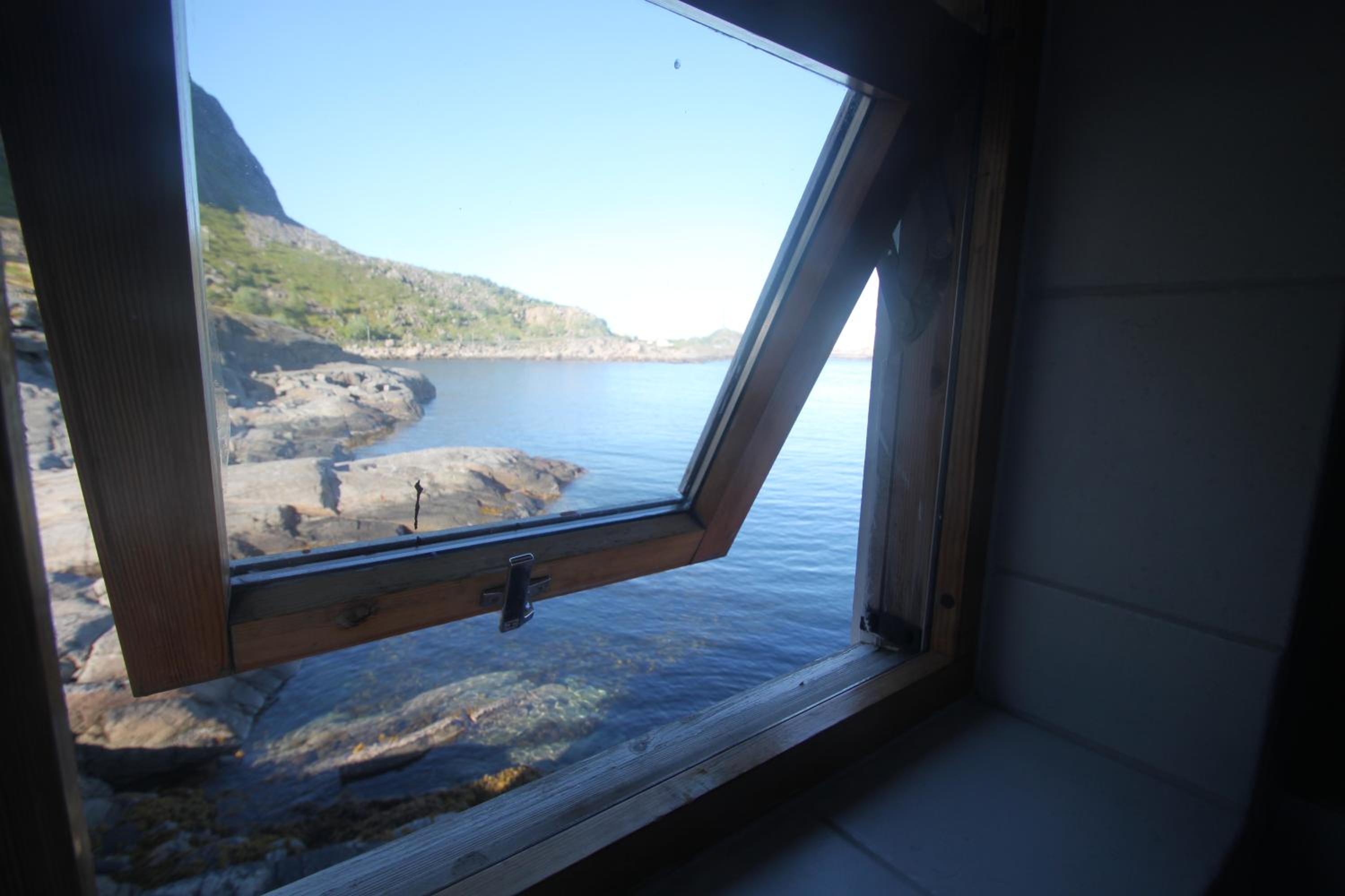 Sea View Three-Bedroom House - Photo 12