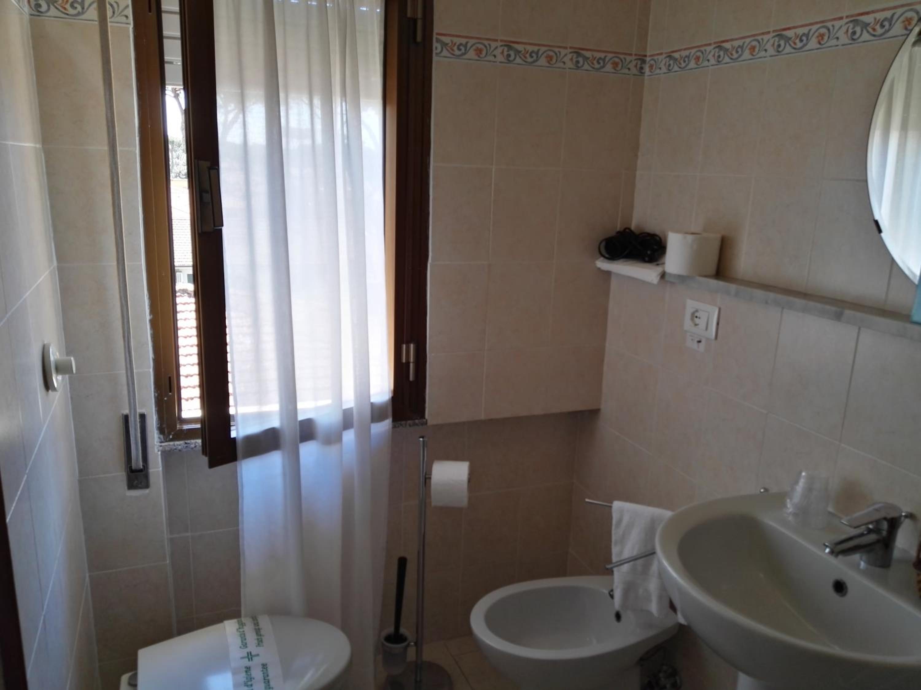 Small Double Room - Photo 7
