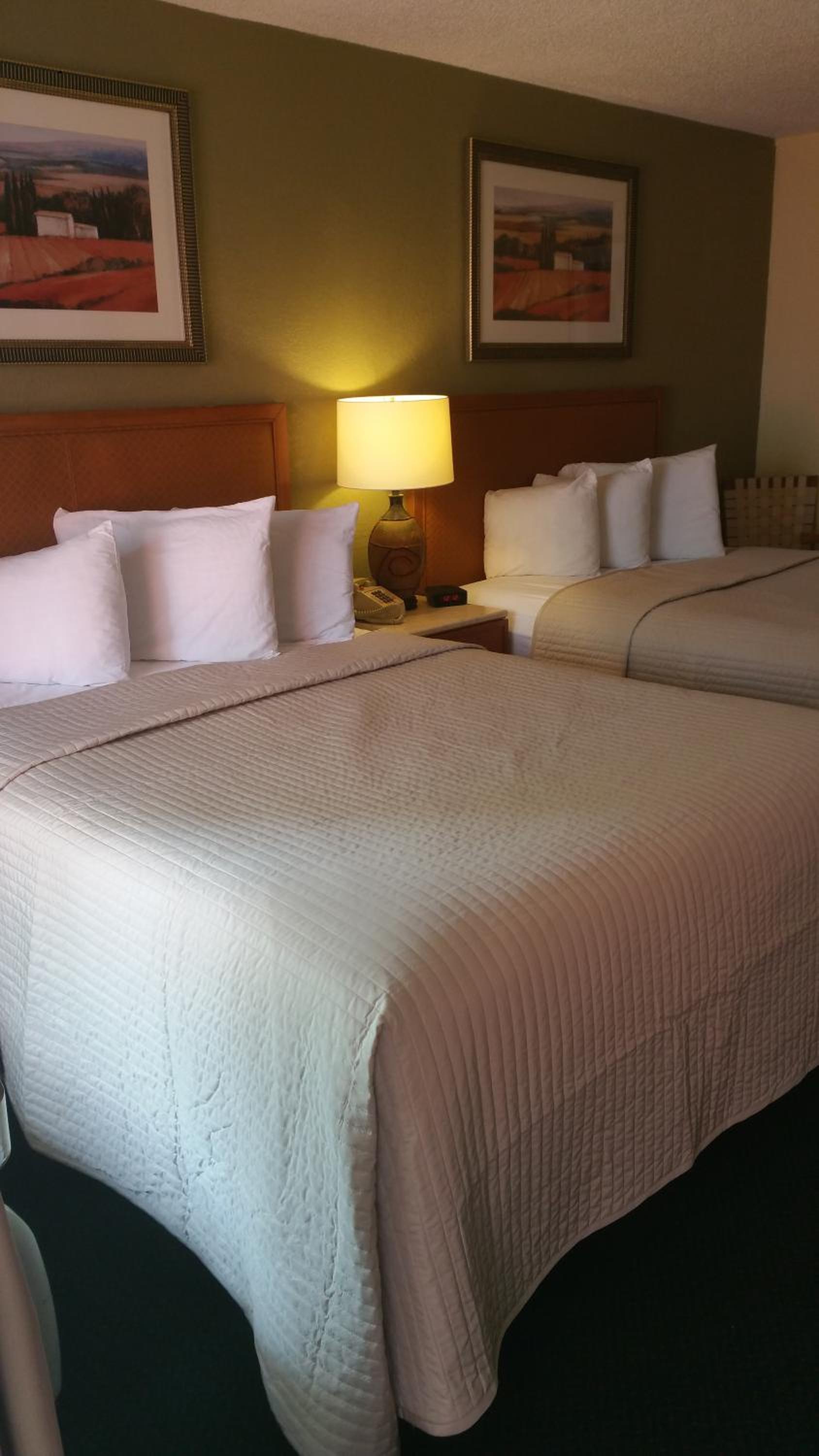 Queen Room with Two Queen Beds - Non-Smoking - Photo 9