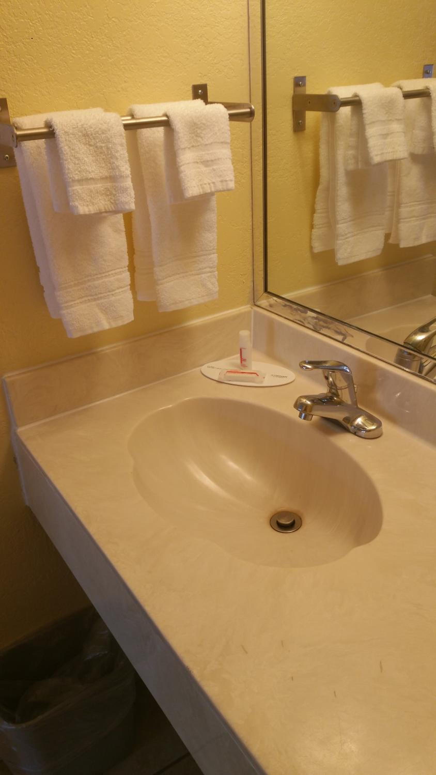 Queen Room with Two Queen Beds - Non-Smoking - Photo 4