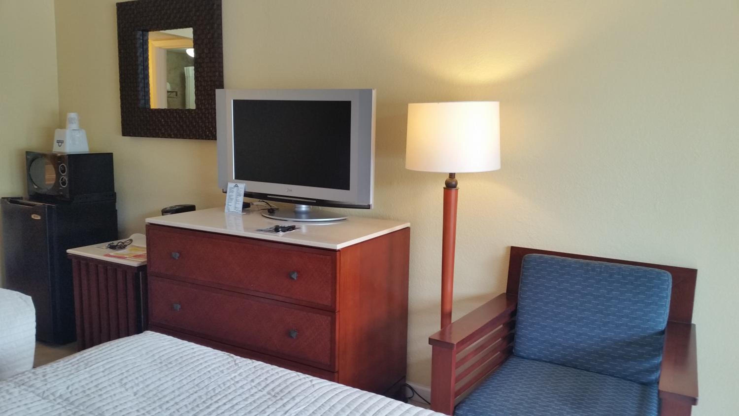 Queen Room with Two Queen Beds - Non-Smoking - Photo 5