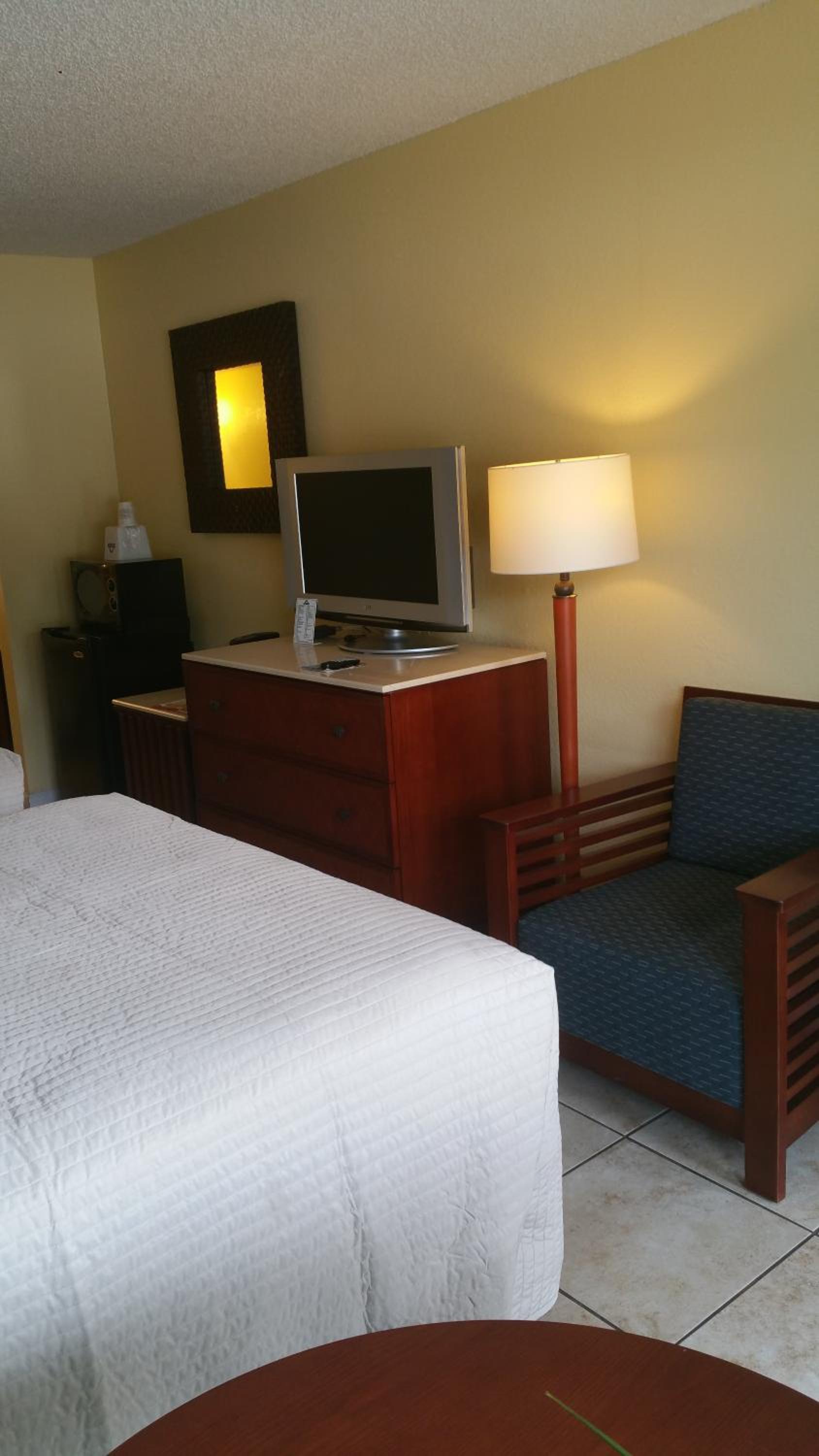 Queen Room with Two Queen Beds - Non-Smoking - Photo 6