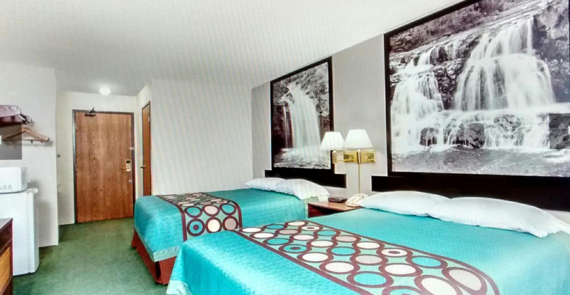 Queen Room with Two Queen Beds - Non-Smoking - Photo 1