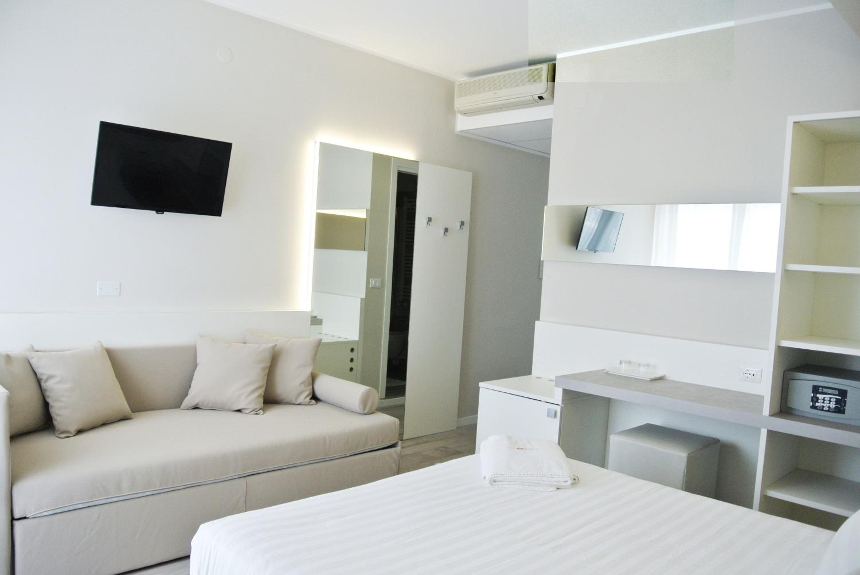 Superior Double Room with Extra Bed - Photo 2