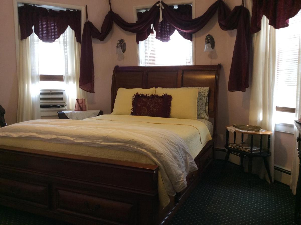 Queen Room with Private Bathroom photo 2