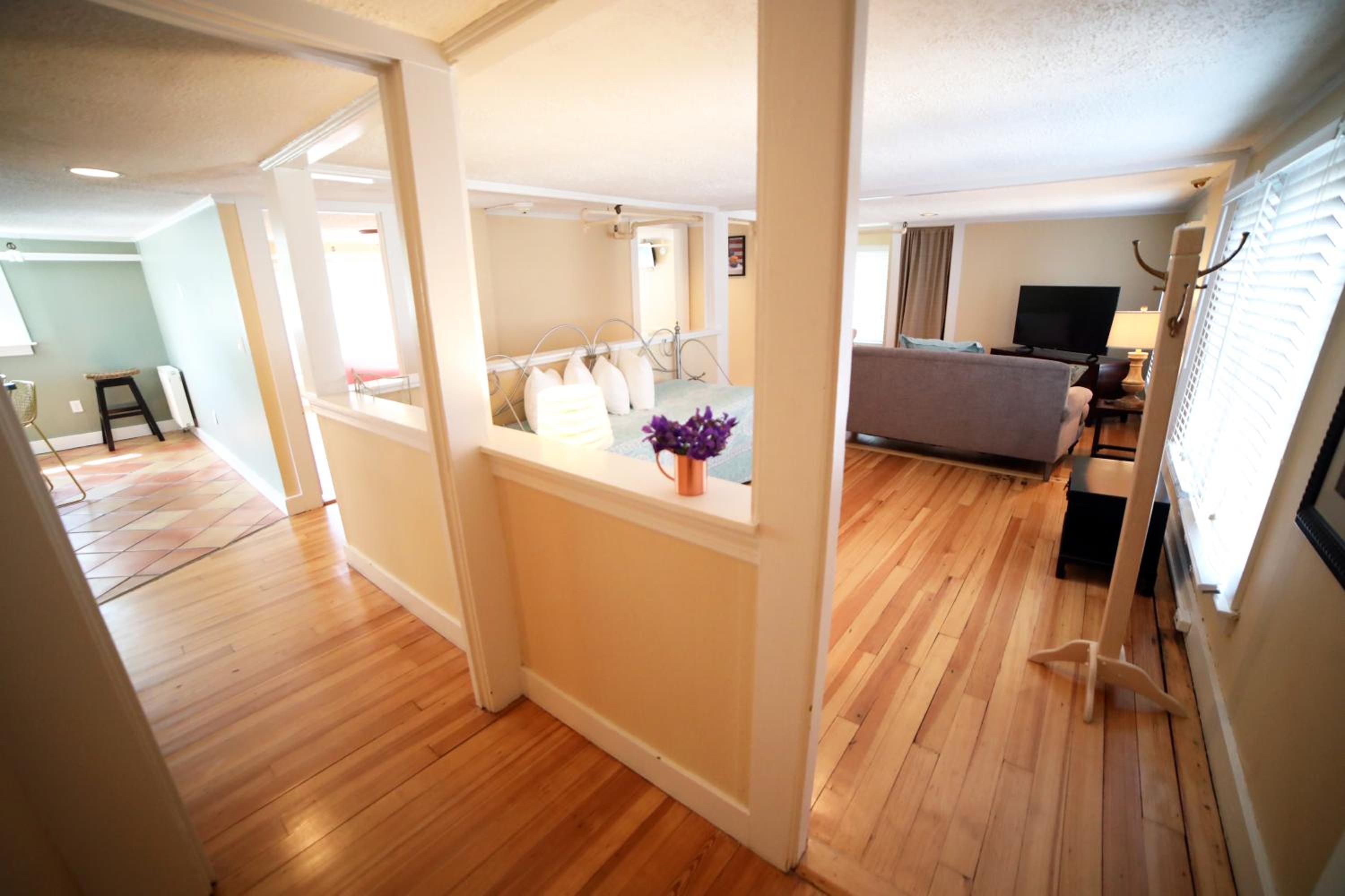 Suite - Photo 1