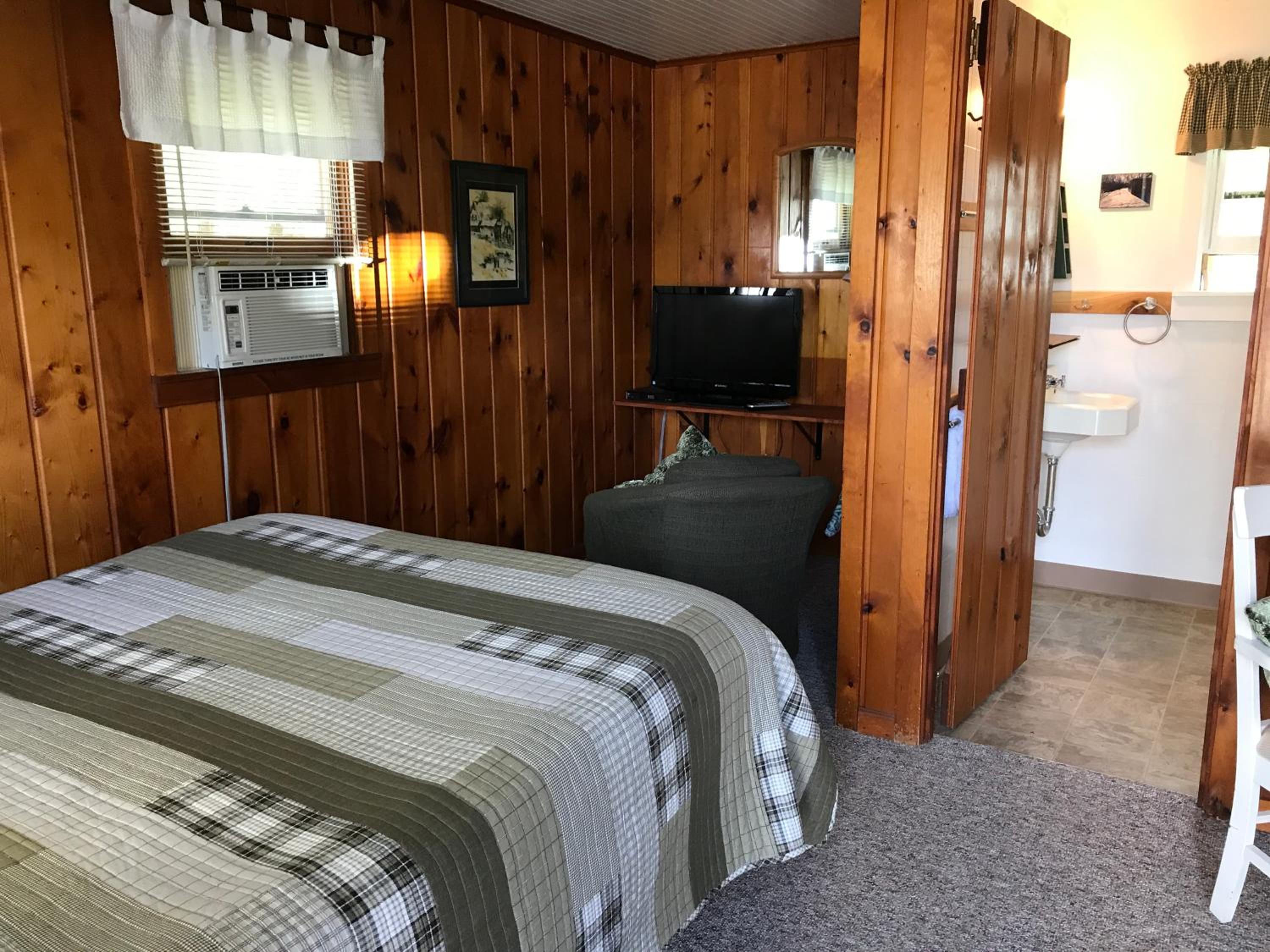 Queen Room photo 2