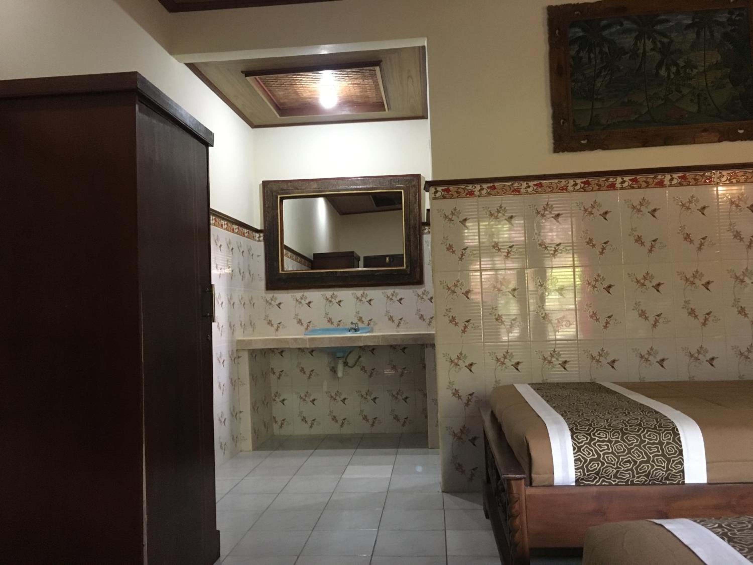 Standard Double or Twin Room with Fan - Photo 8