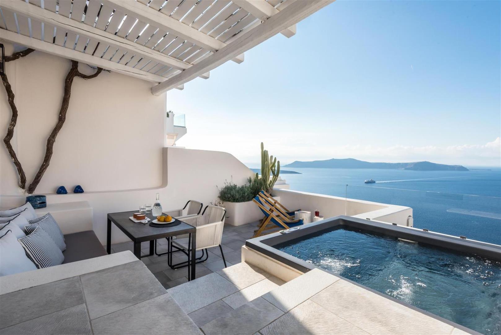 Deluxe Suite with Hot Tub and Caldera View - Photo 6