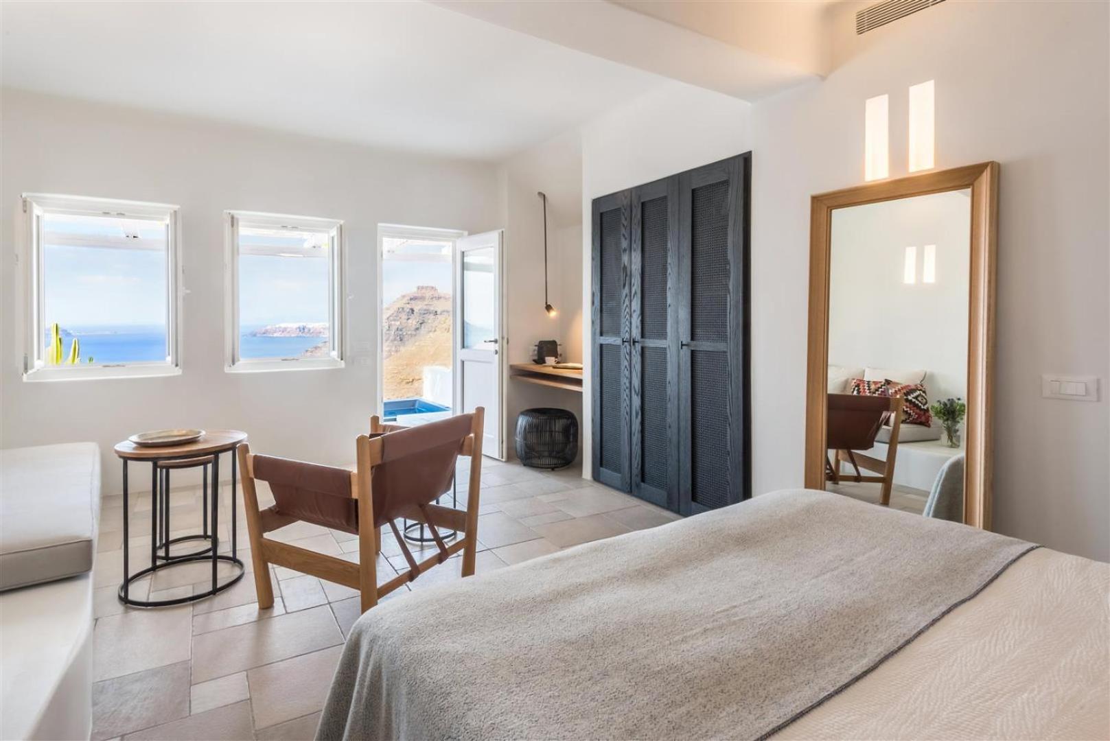 Deluxe Suite with Hot Tub and Caldera View - Photo 15