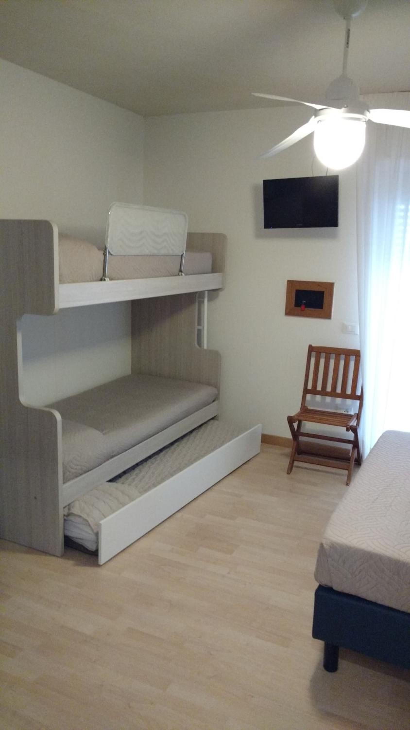 Two Connecting Double Rooms with Balcony and Partial Sea View - Photo 3
