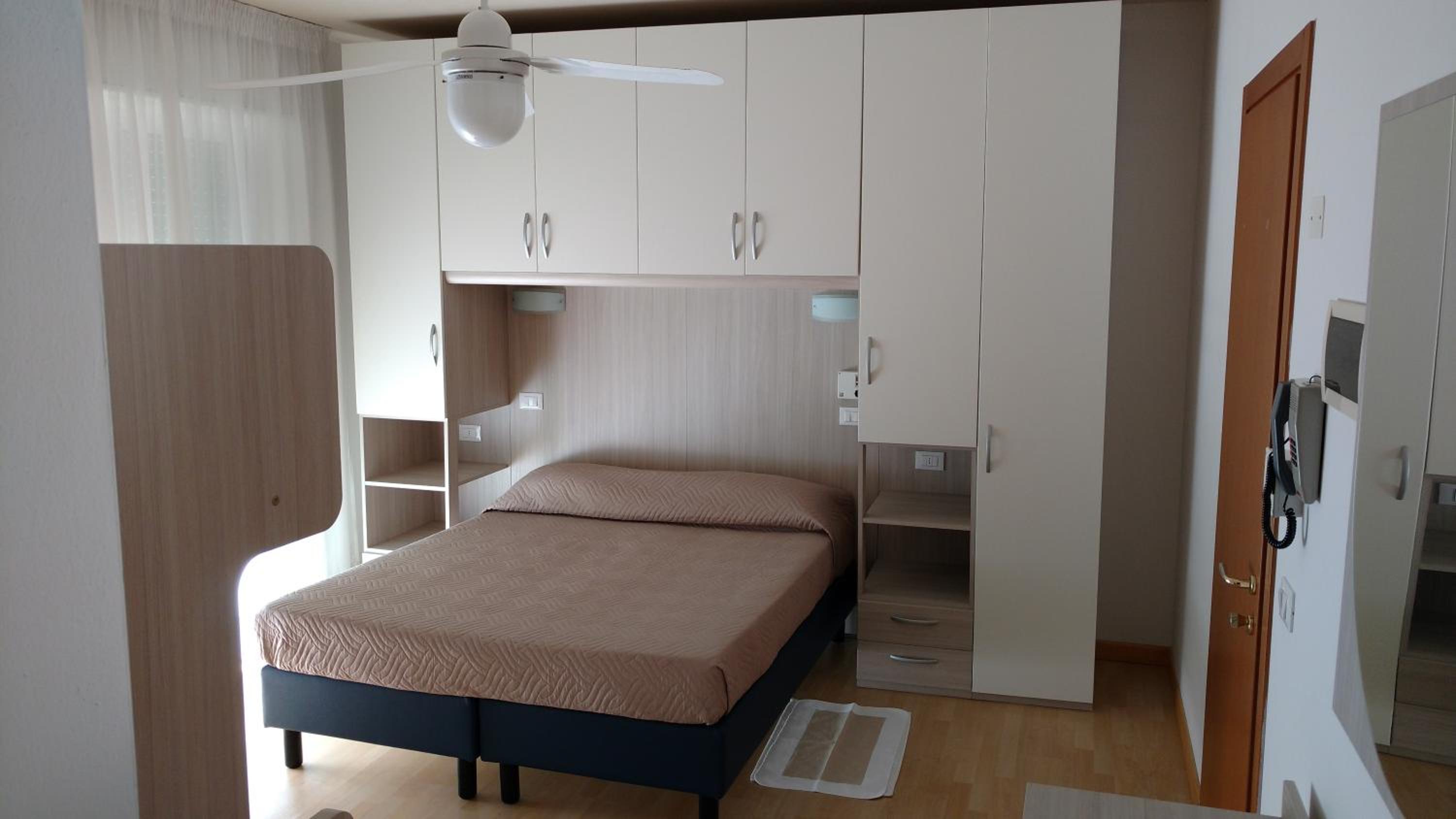 Two Connecting Double Rooms with Balcony and Partial Sea View - Photo 1