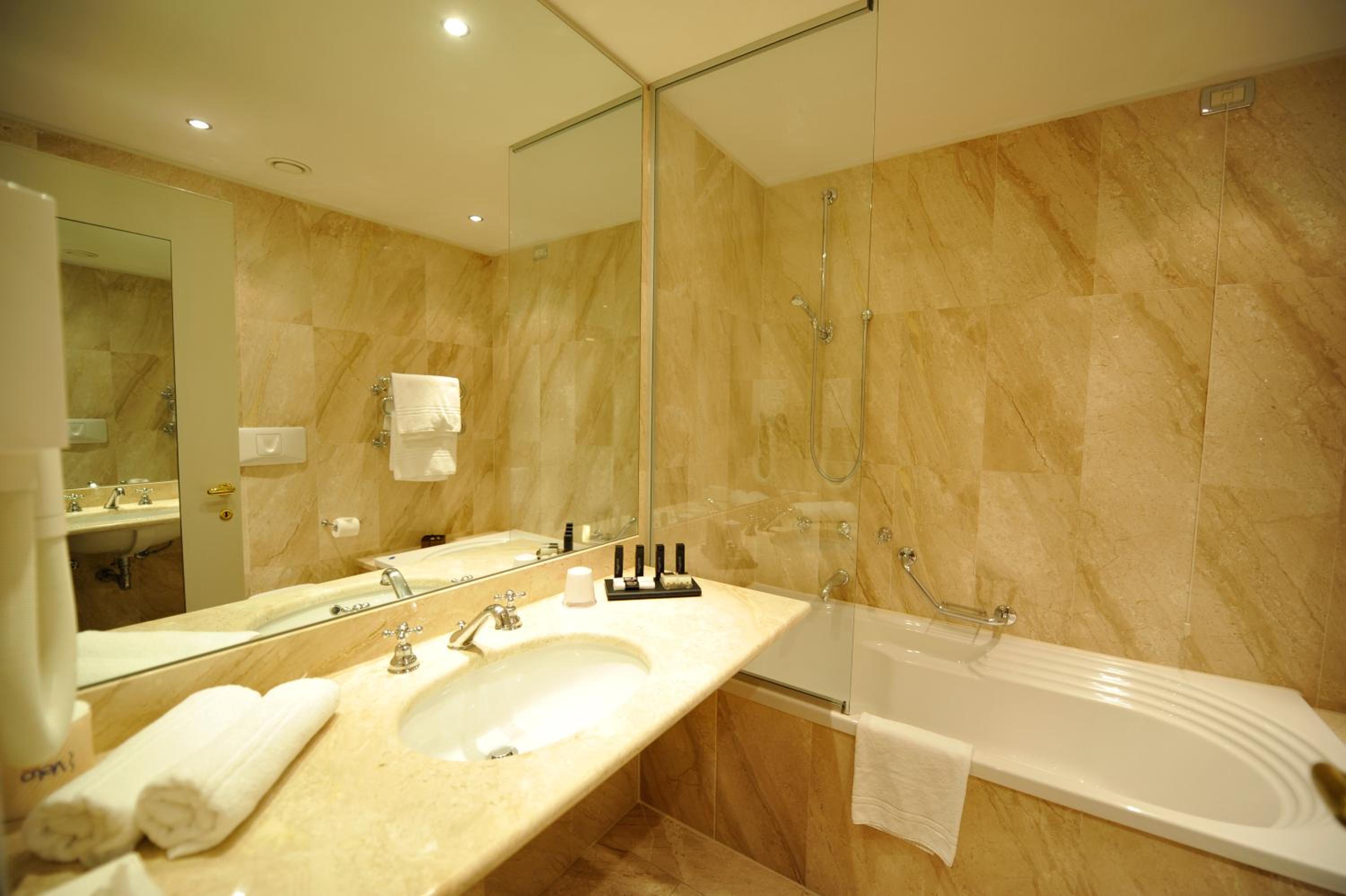 Standard Room with Lake View and Spa Access - Photo 5