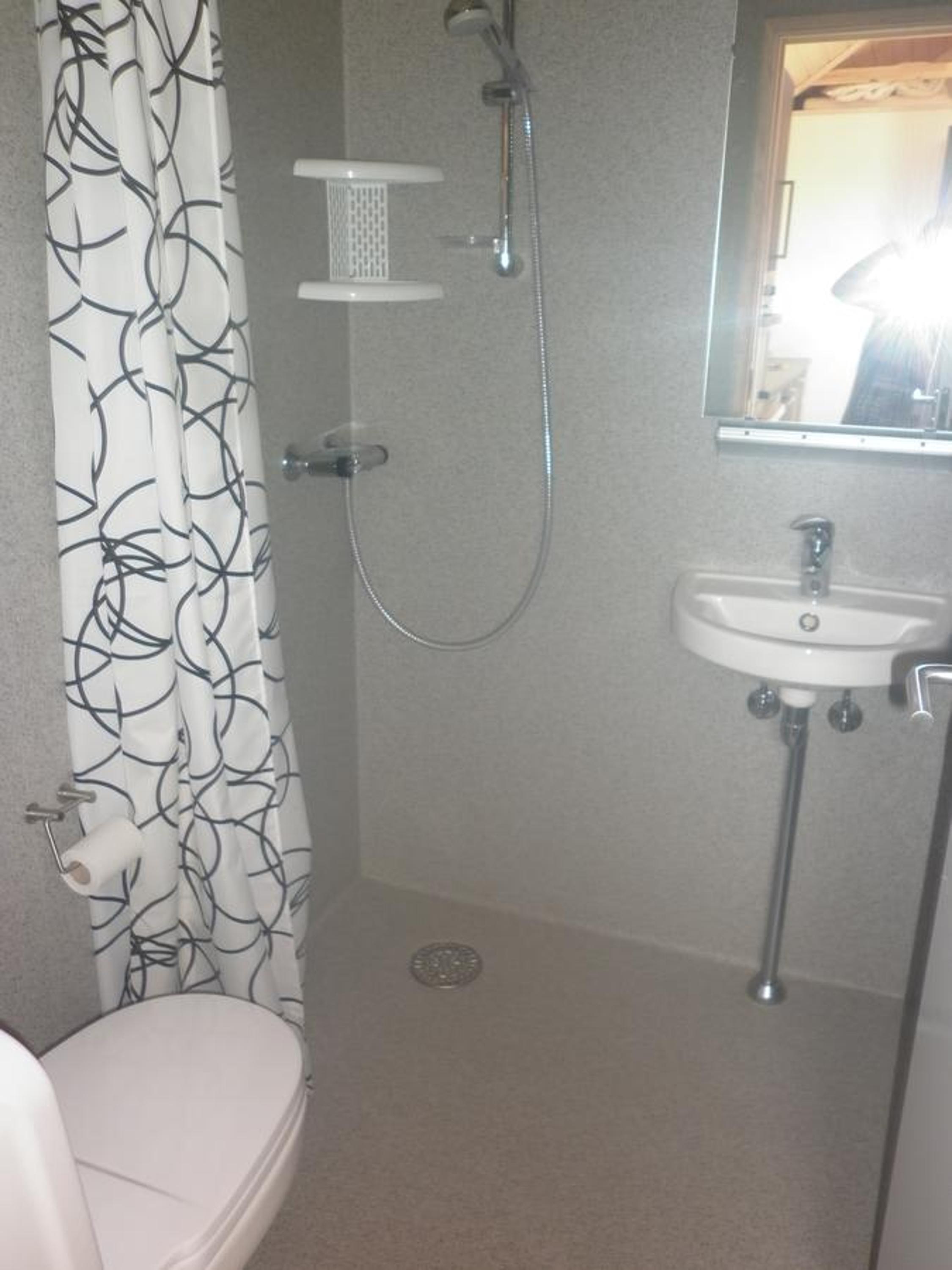 Cottage with Private Bathroom - Photo 2
