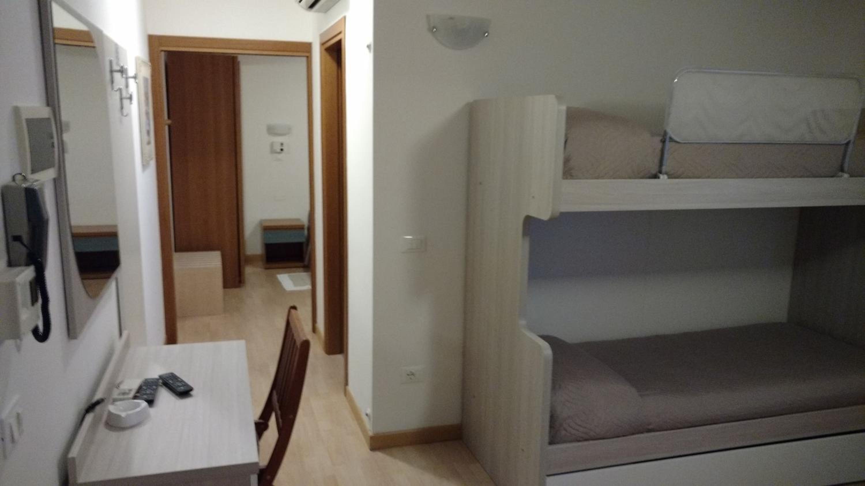 Two Connecting Double Rooms with Balcony and Partial Sea View - Photo 8