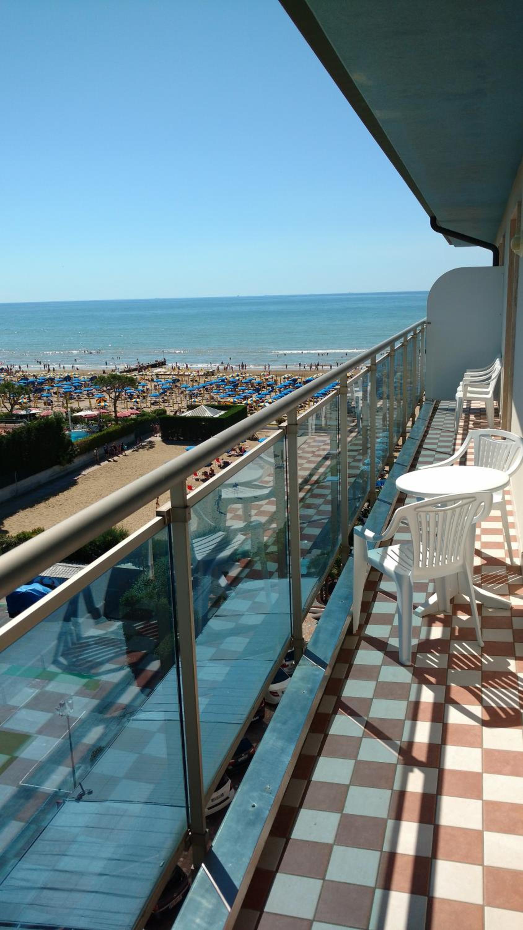 Two Connecting Double Rooms with Balcony and Partial Sea View - Photo 9