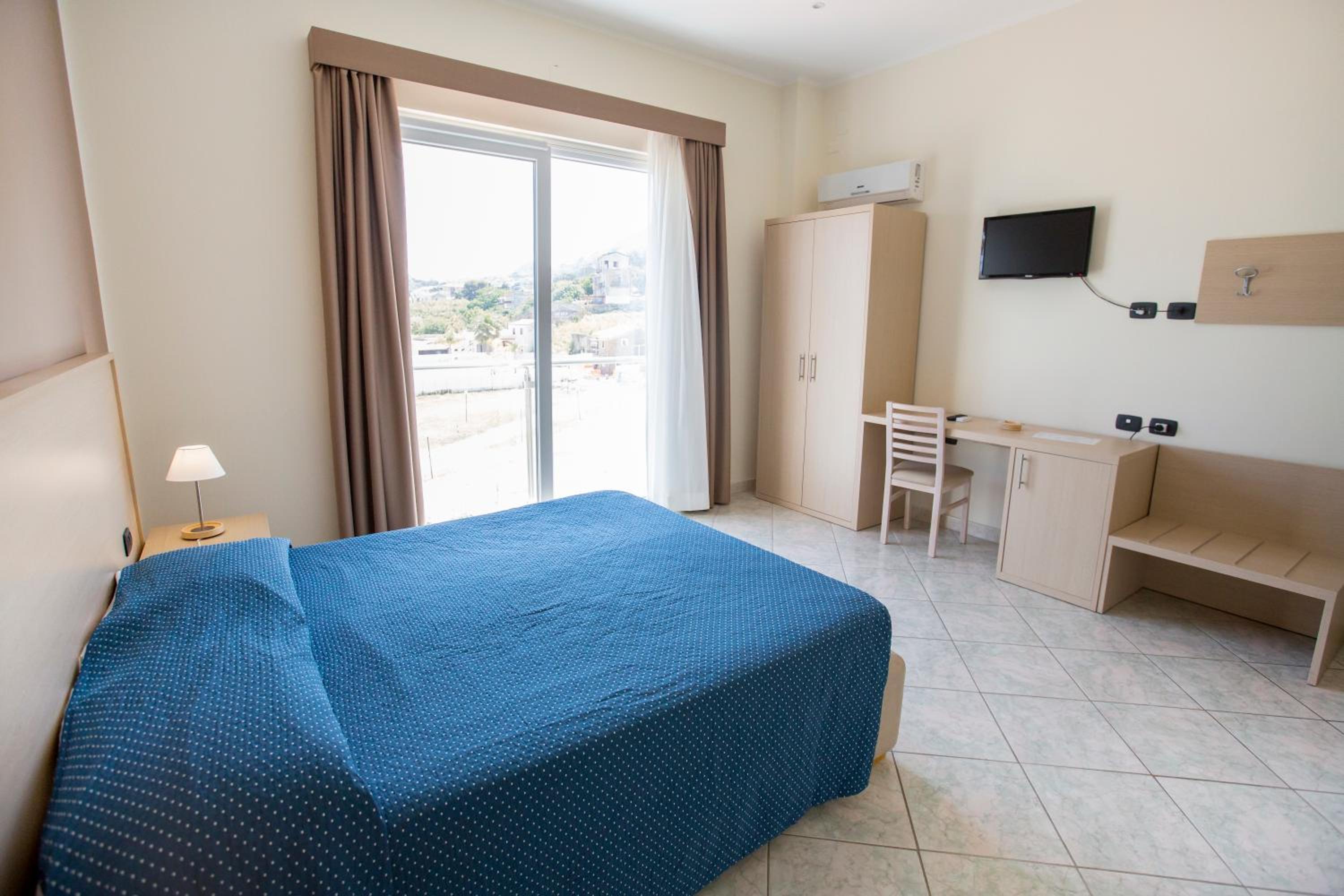 Classic Room with Balcony and Partial Sea View - Photo 3