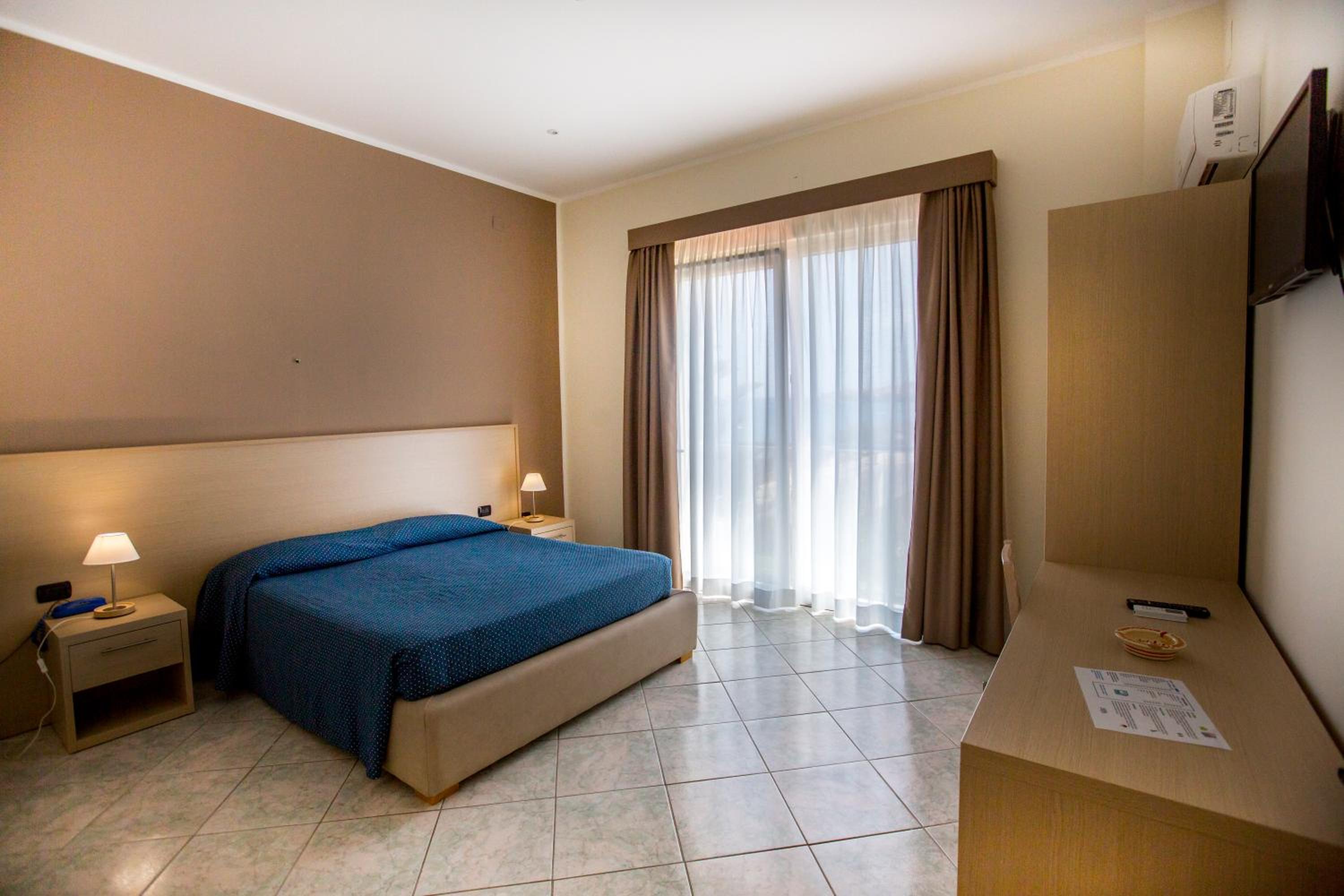 Classic Room with Balcony and Partial Sea View - Photo 2